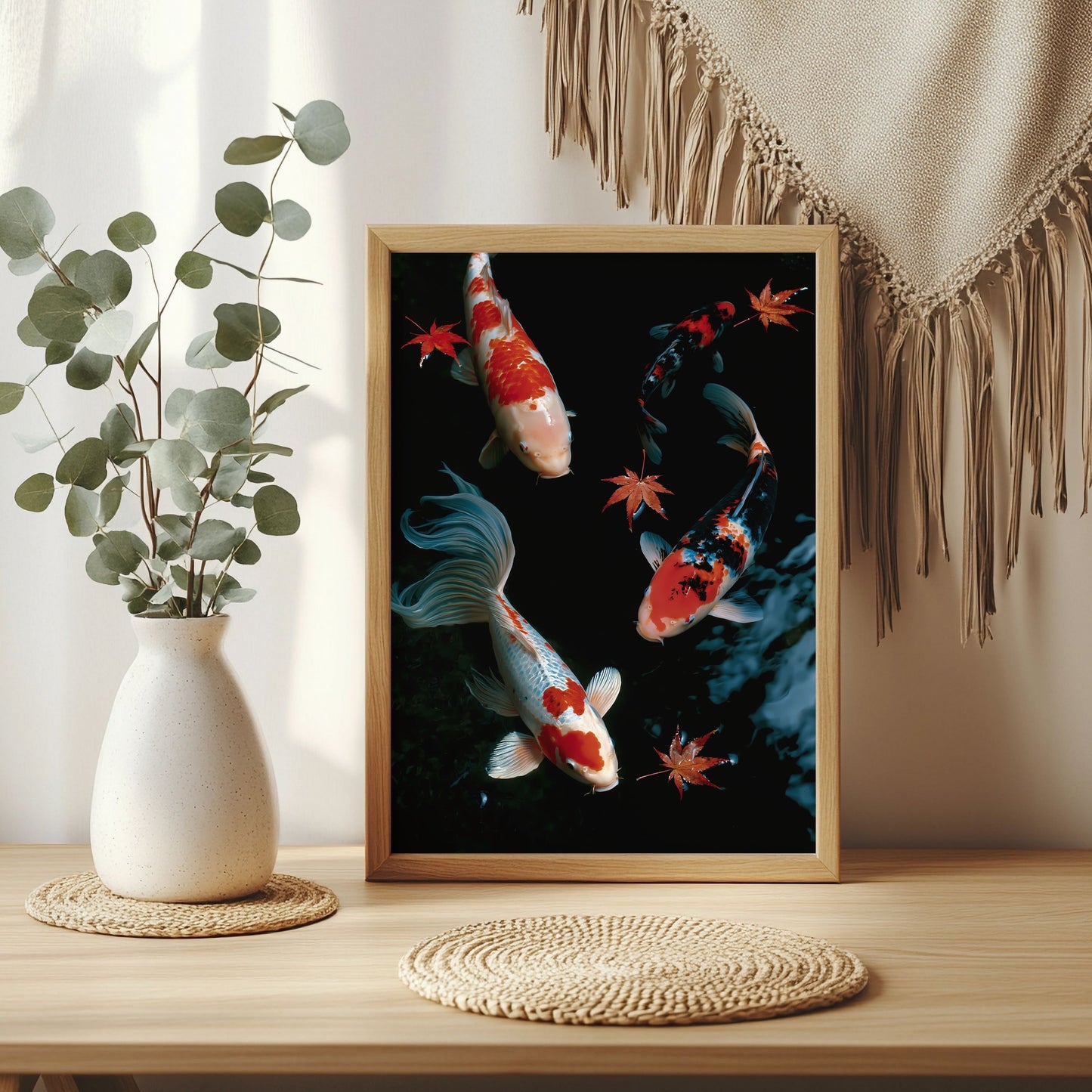 Koi im dunklen Wasser Poster – Raumansicht 3