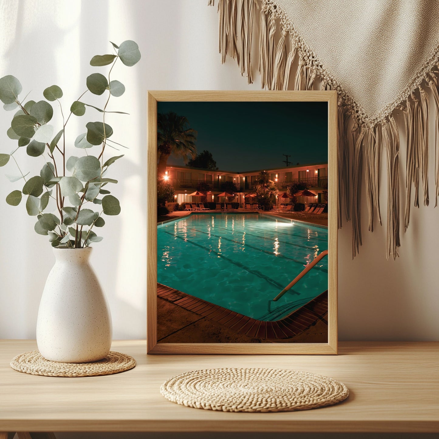 Motelpool bei Nacht Poster – Raumansicht 3