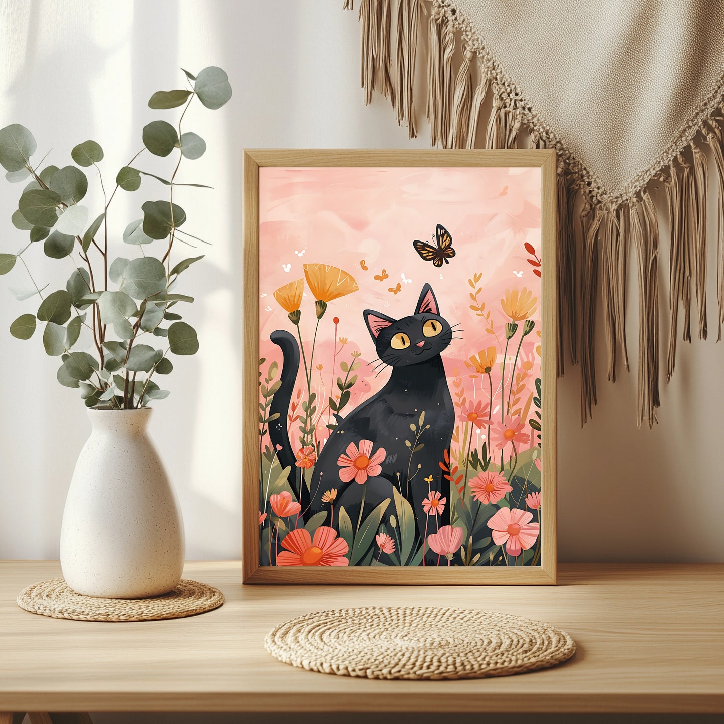Lächelnde schwarze Katze in einem Blumenmeer aus Orange und Rosa