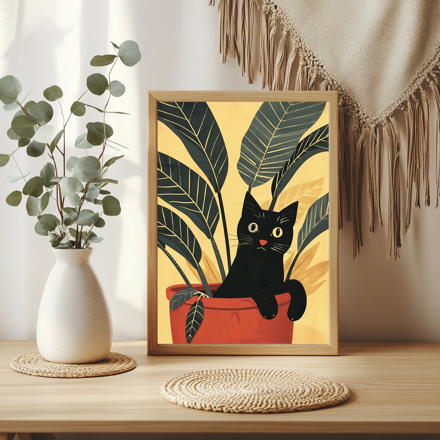 Schwarze Katze lehnt sich über den Rand eines Terrakottatopfs vor gelbem Hintergrund