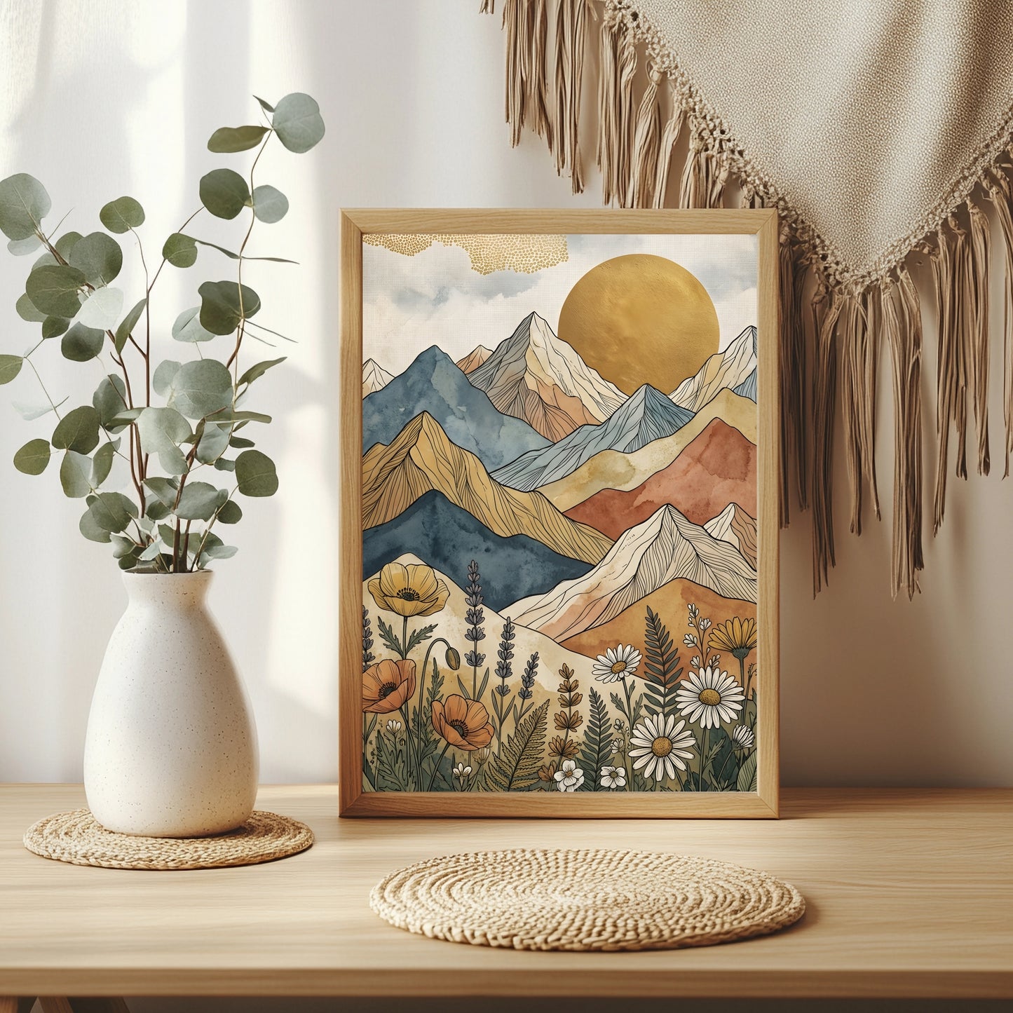 Boho Berglandschaft mit Goldsonne und Wildblumen im Vordergrund