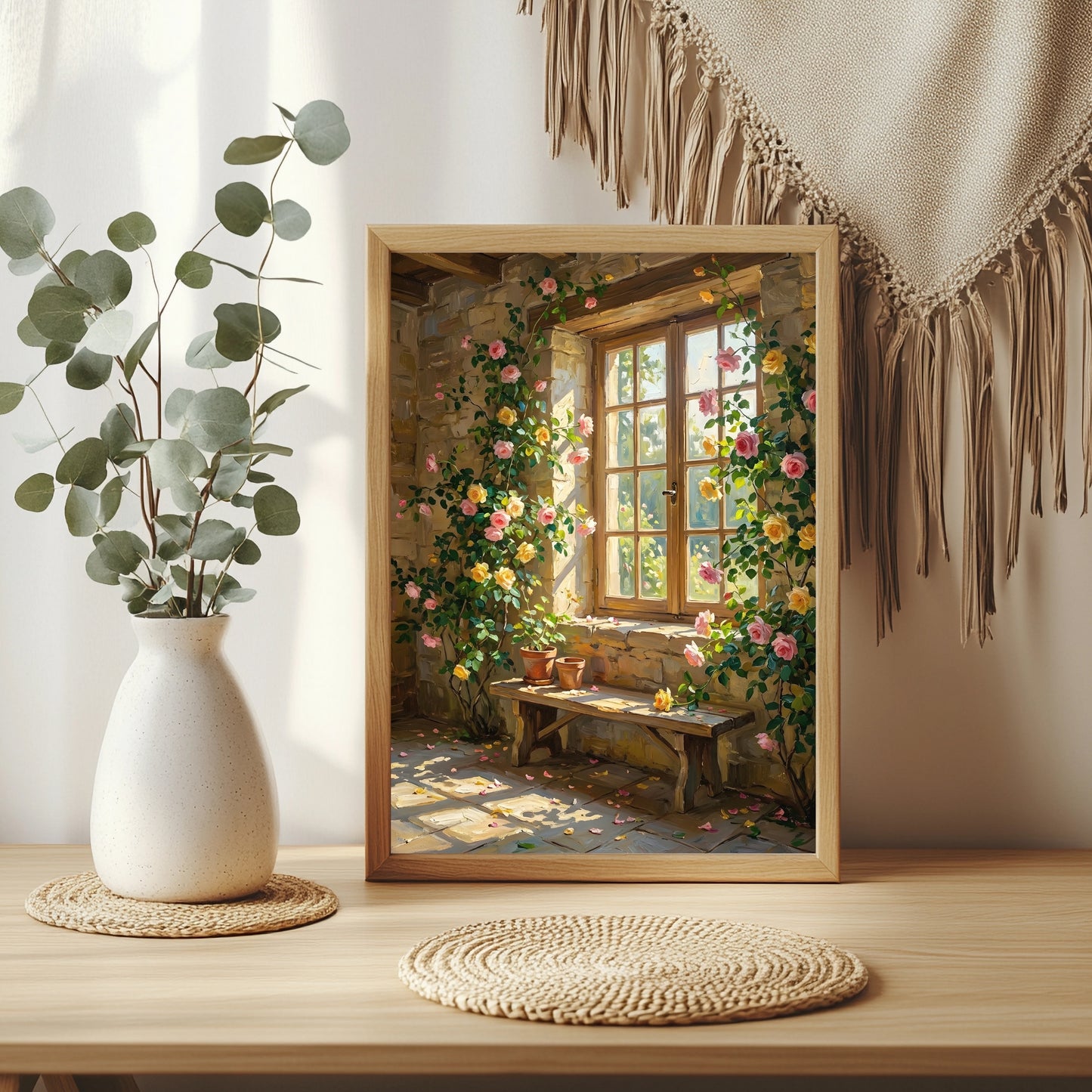Altes Fenster umrankt von rosa und gelben Rosen mit Blütenblättern am Boden