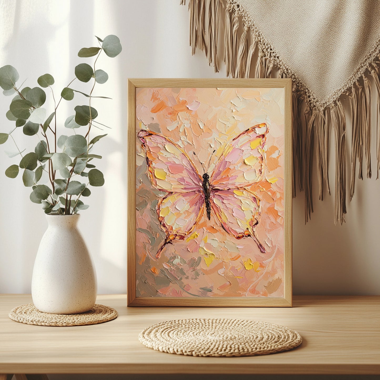 Gemalter Schmetterling in Rosa und Gelb mit strukturierter Oberfläche