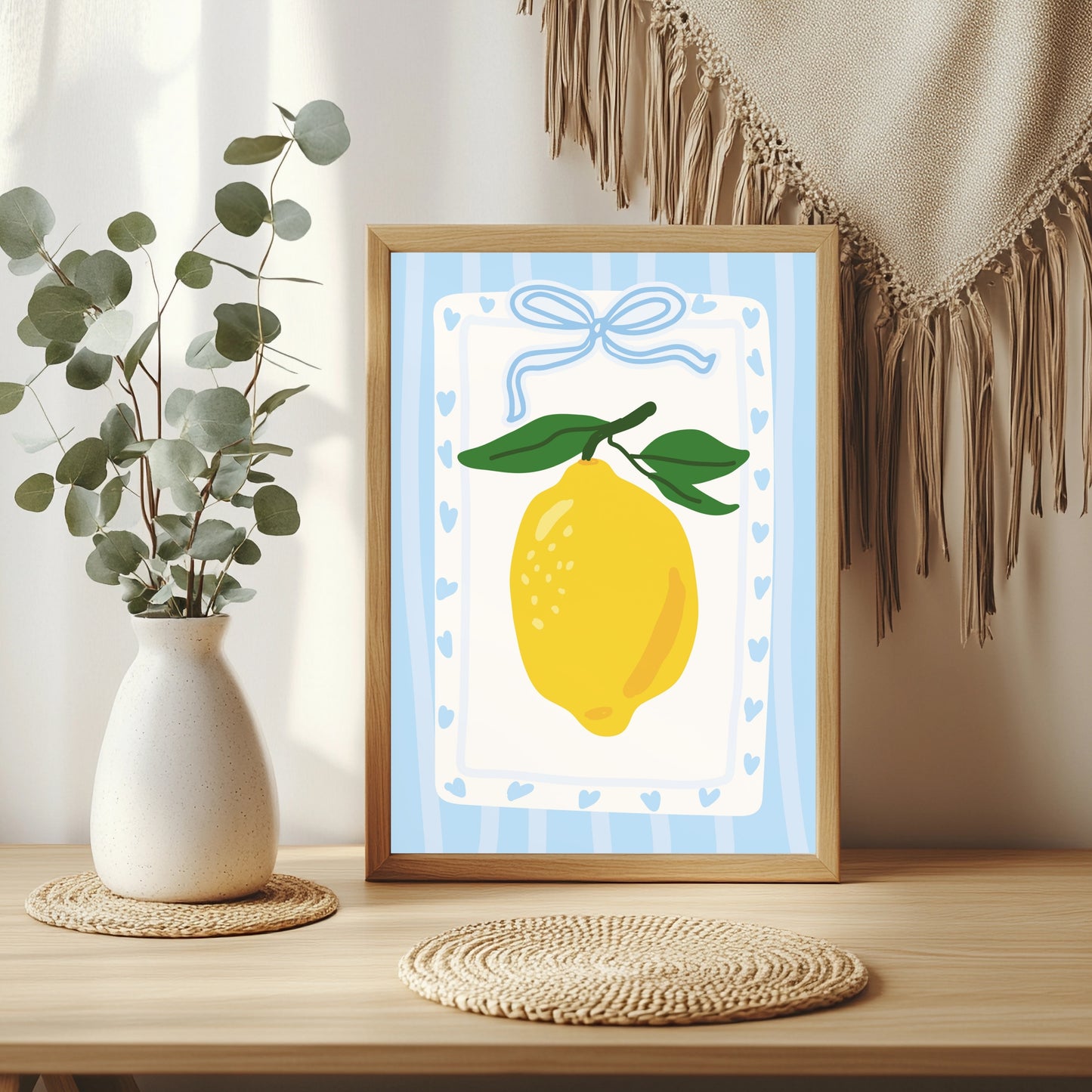 Zitrone im blau-weißen Rahmen Poster – Raumansicht 3