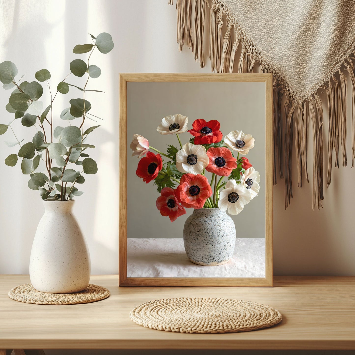 Anemonen in Keramikvase Poster – Raumansicht 3