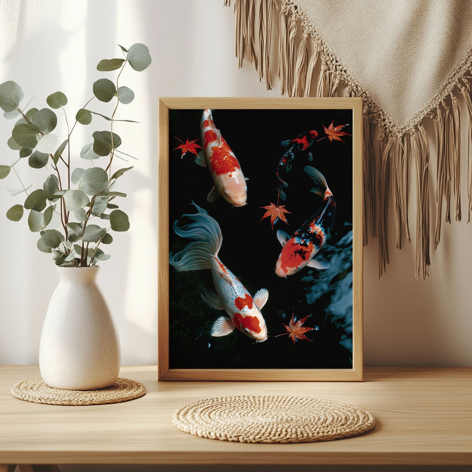 Koi im dunklen Wasser Poster – Raumansicht 3