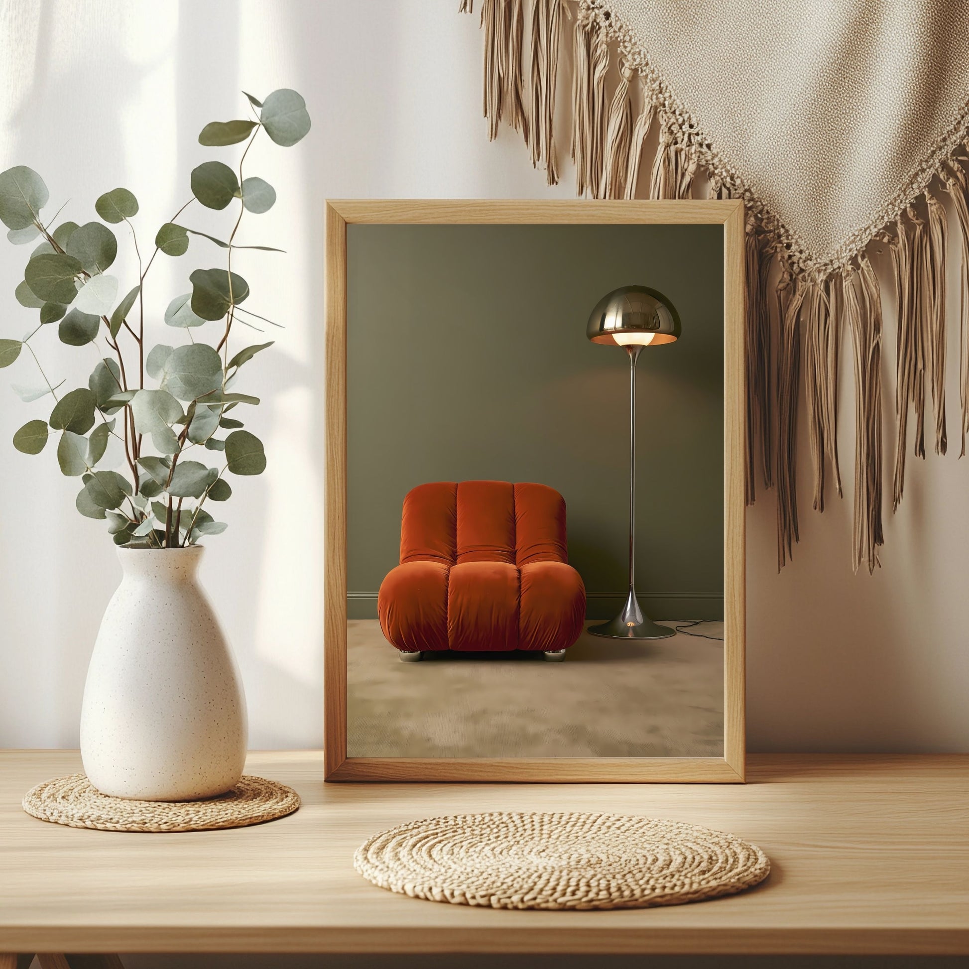 Oranger Sessel und Lampe Poster – Raumansicht 3