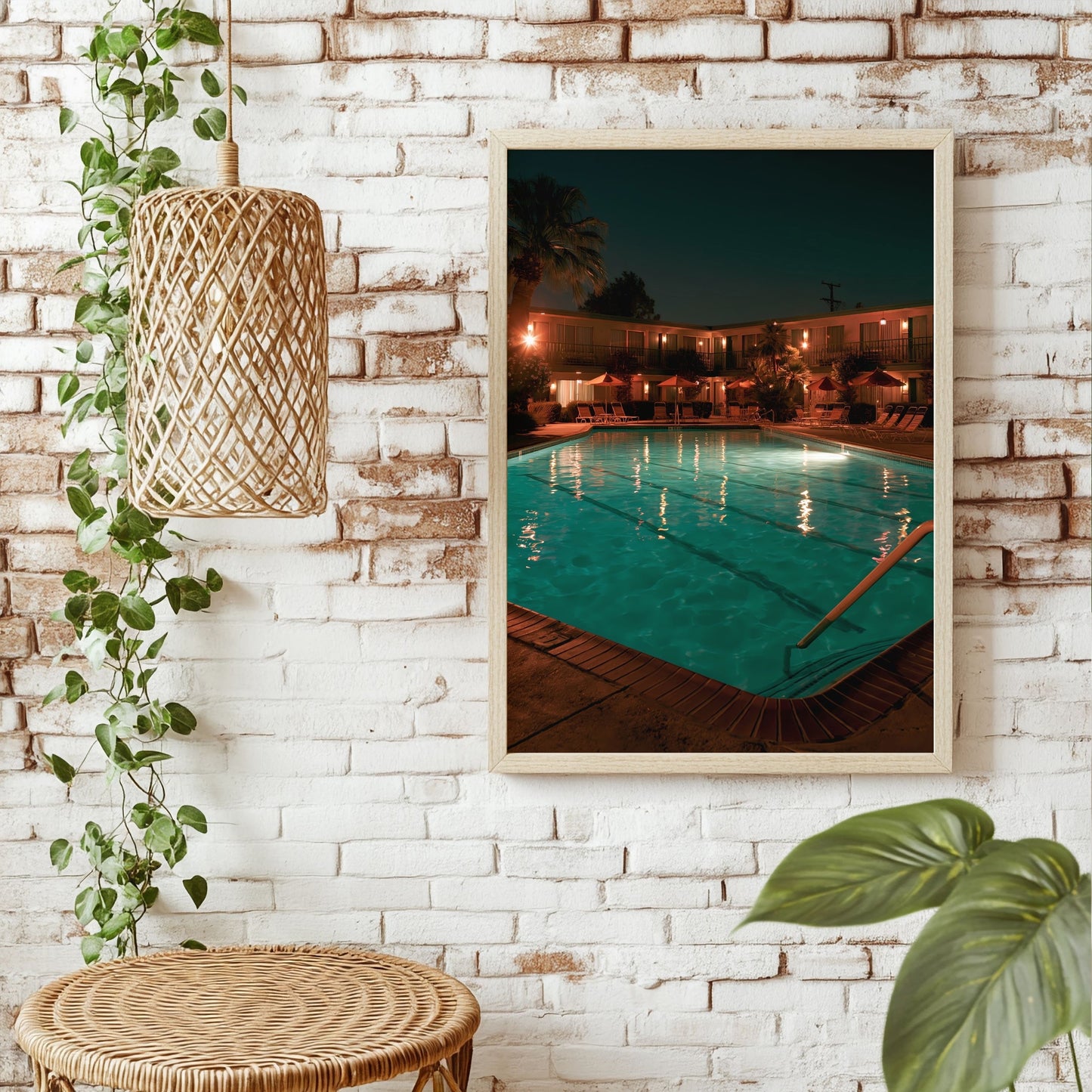 Motelpool bei Nacht Poster – Raumansicht 1