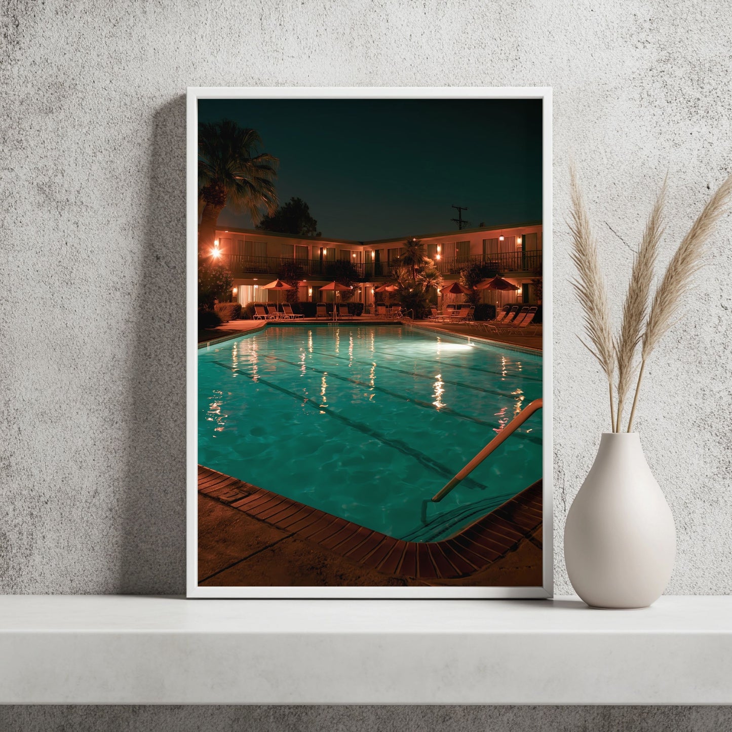 Motelpool bei Nacht Poster – Raumansicht 2
