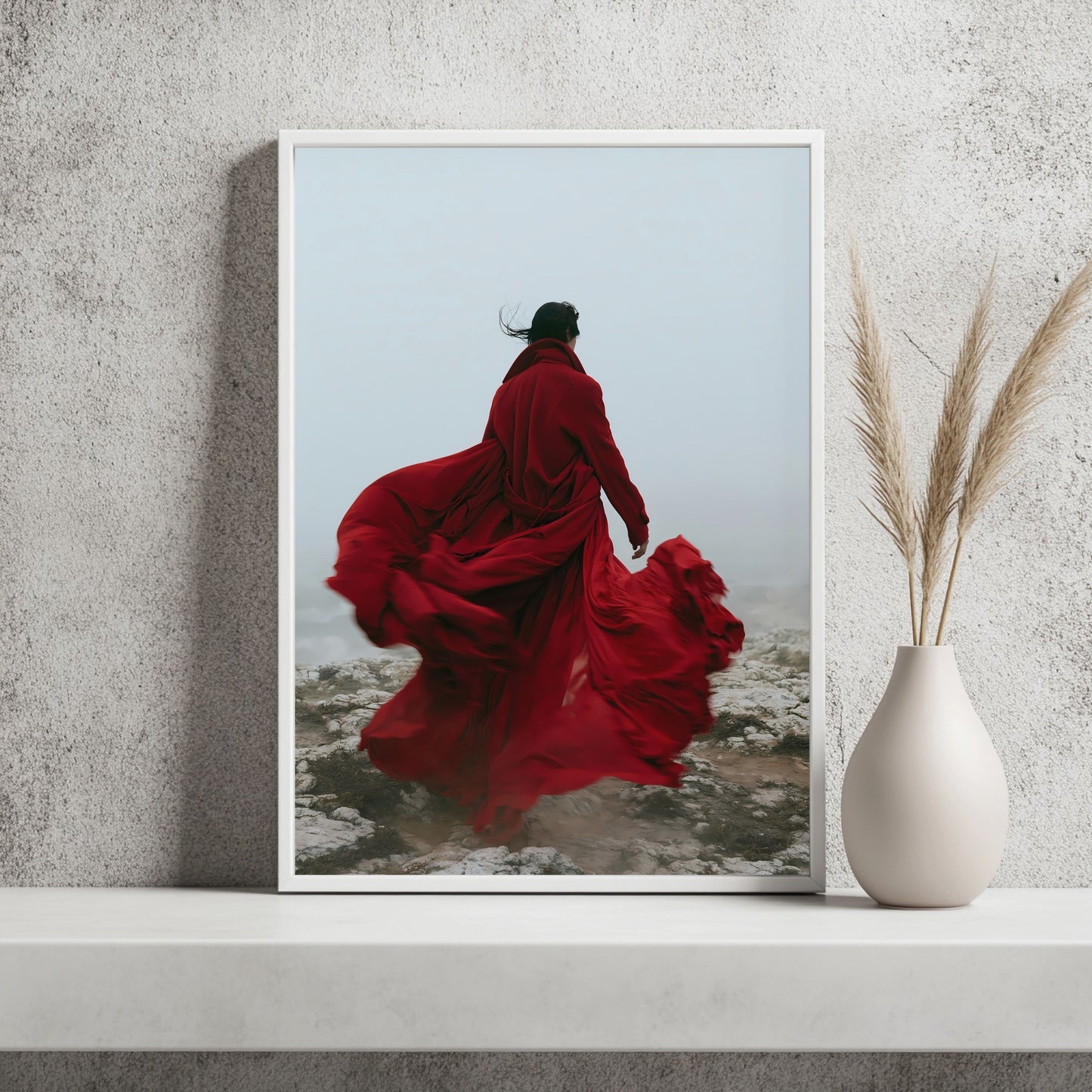 Roter Mantel im Nebel Poster – Raumansicht 2