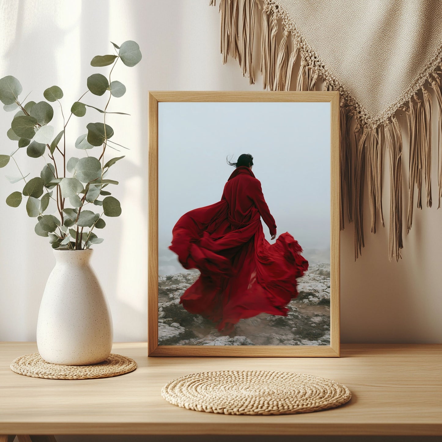 Roter Mantel im Nebel Poster – Raumansicht 3
