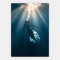 Schwimmerin unter Wasser Poster – Freisteller