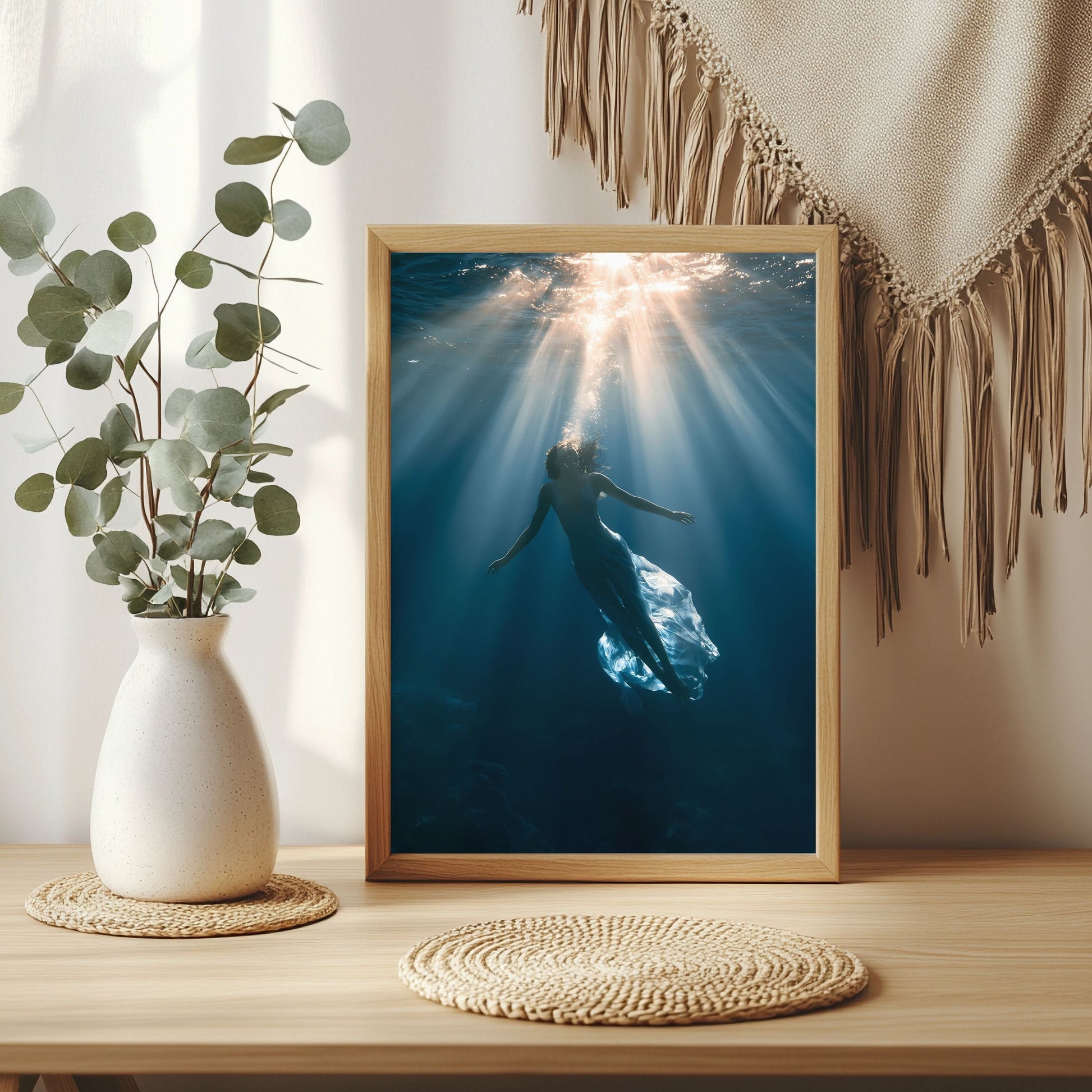 Schwimmerin unter Wasser Poster – Raumansicht 3