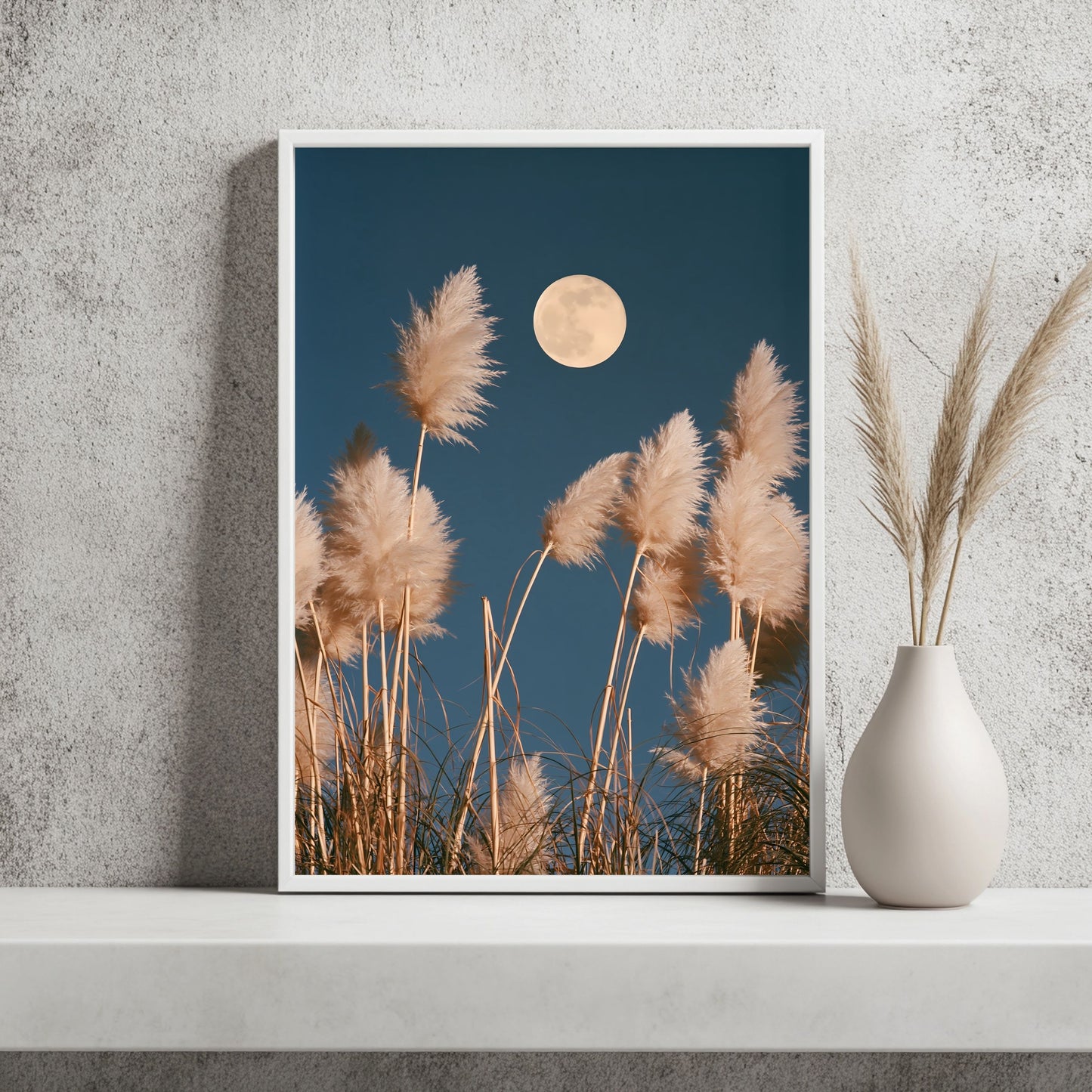 Mond hinter Pampasgras Poster – Raumansicht 2