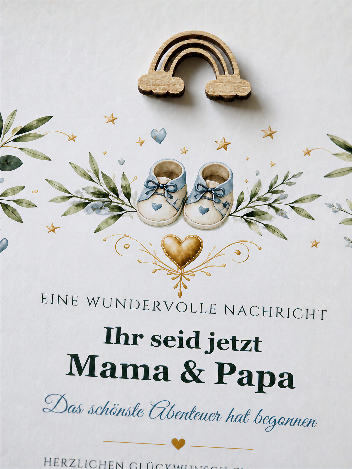 Nahaufnahme des Buchenholz-Regenbogens und der Babyillustration für Jungen