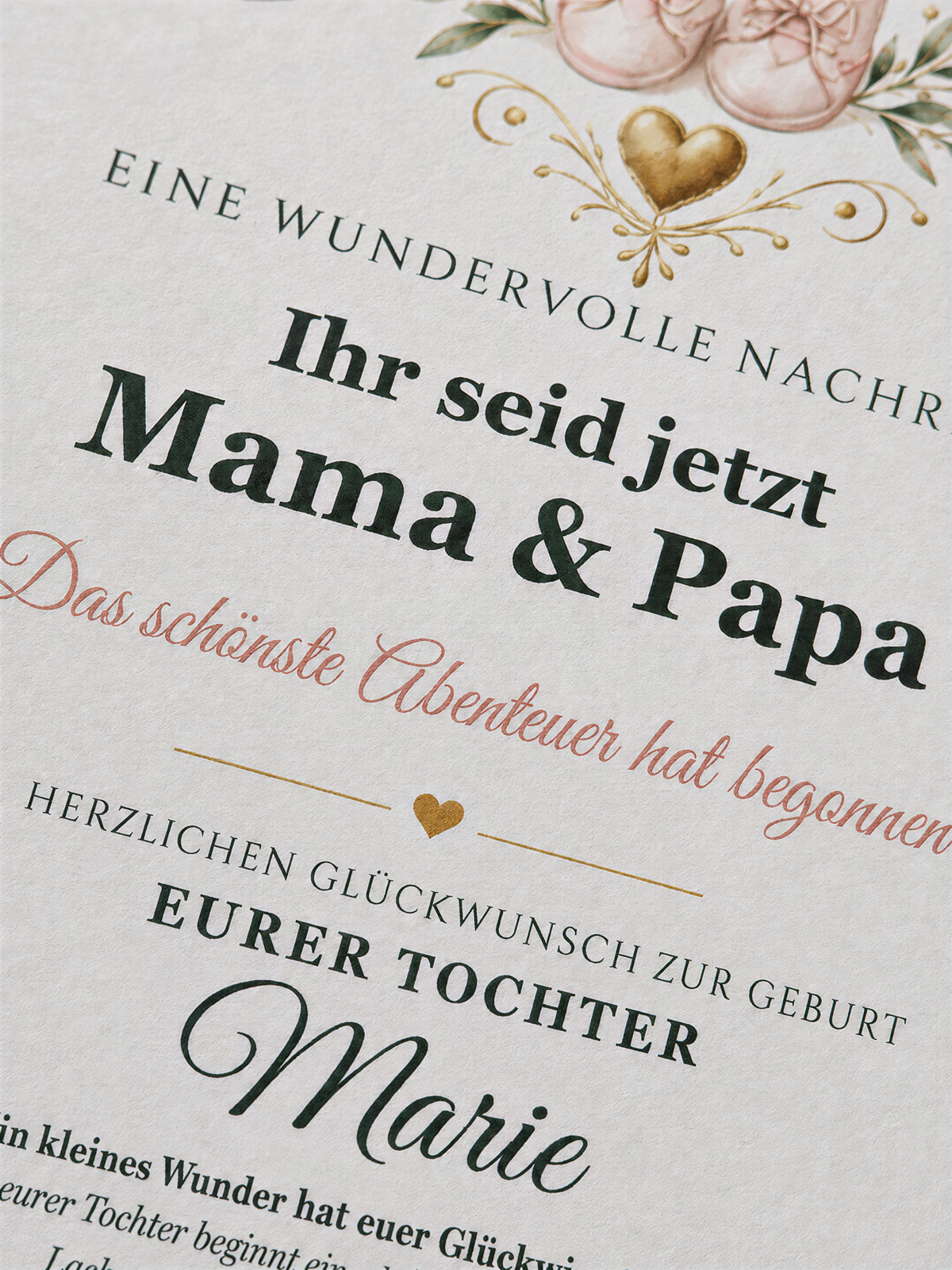 Nahaufnahme des personalisierten Namens und Geburtstextes für ein Mädchen