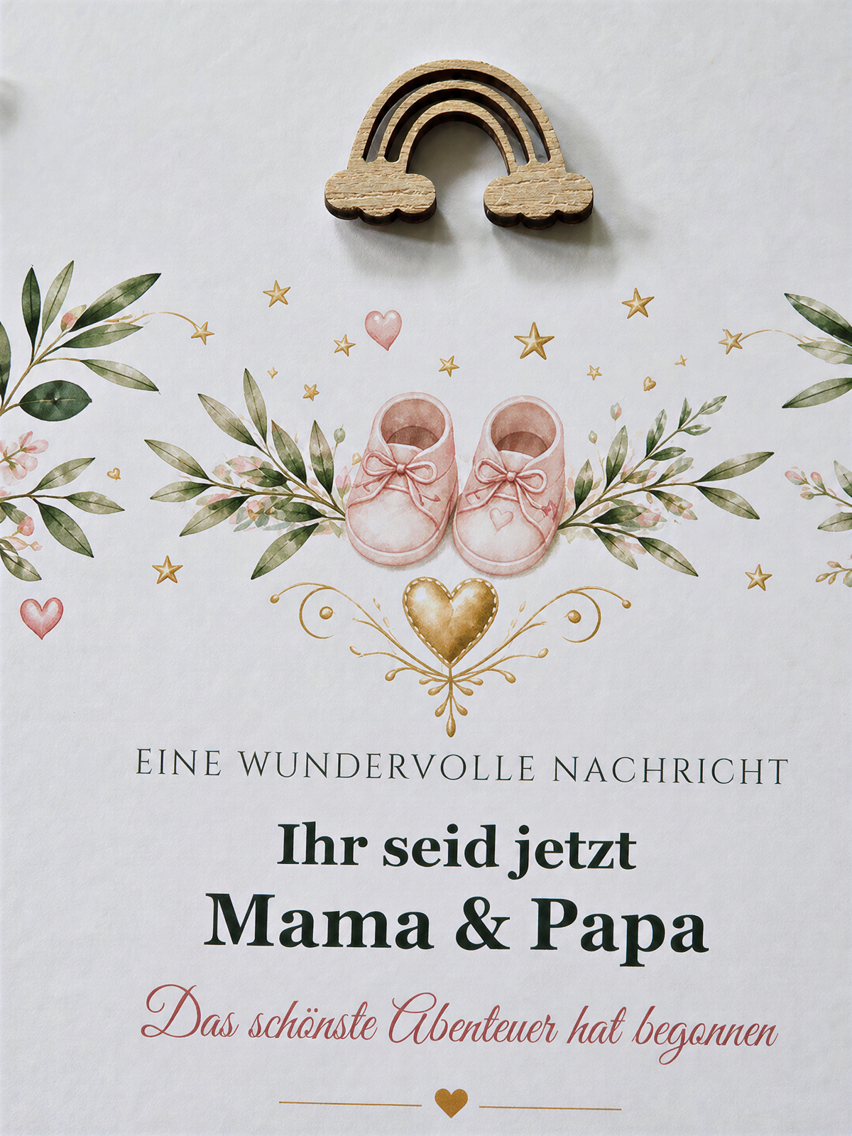 Nahaufnahme des Buchenholz-Regenbogens und der Babyillustration für Mädchen