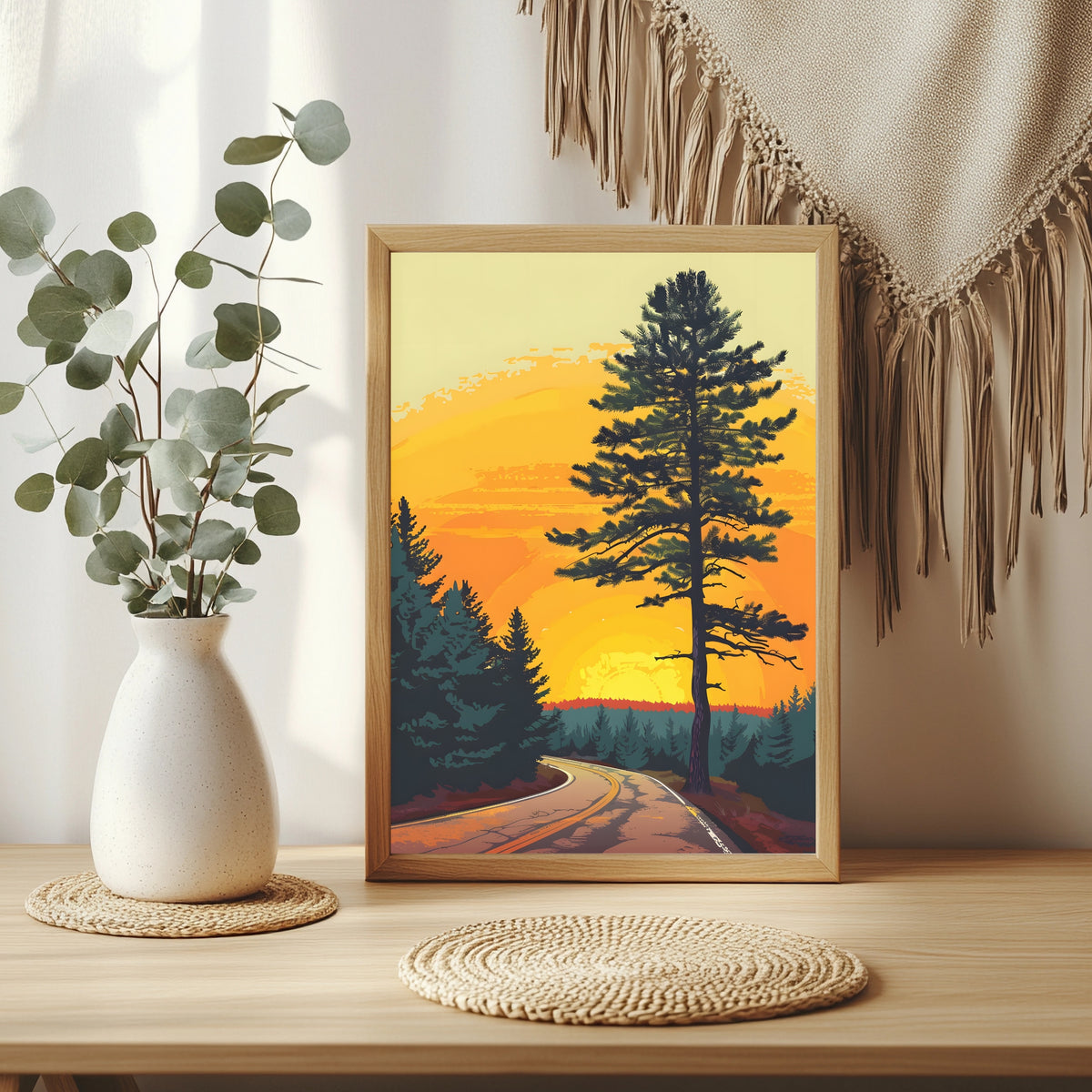 Retro-Poster mit Kiefer an einer kurvigen Bergstraße bei Sonnenuntergang in Orange und Gelb