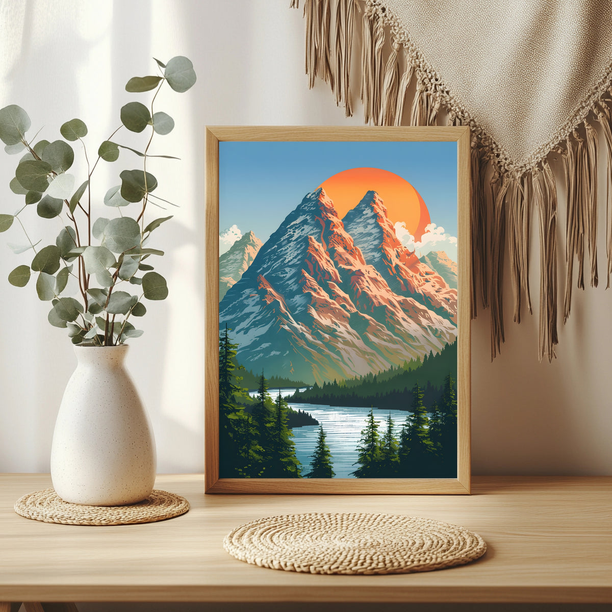 Zwei Bergspitzen im orangefarbenen Alpenglühen über einem See mit Nadelwald