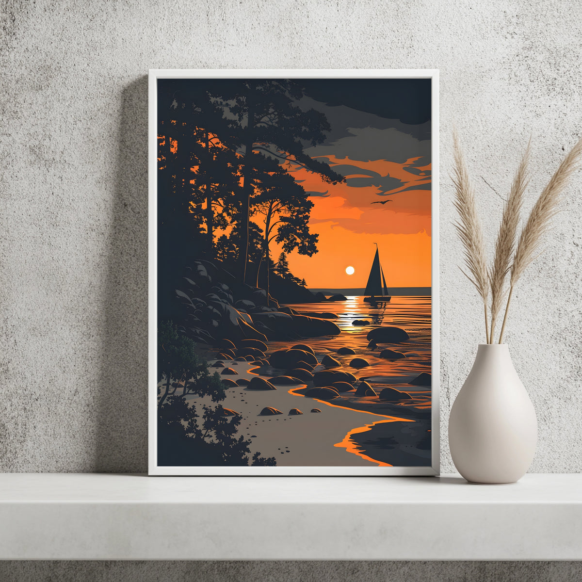 Silhouette eines Segelboots bei Sonnenuntergang an einer felsigen Küste