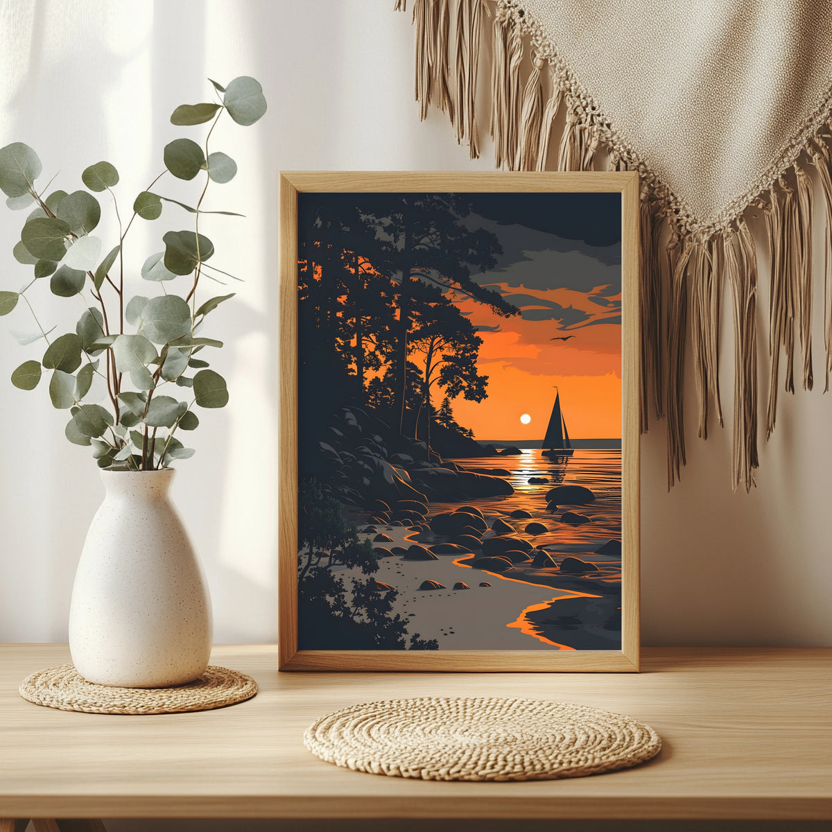 Silhouette eines Segelboots bei Sonnenuntergang an einer felsigen Küste