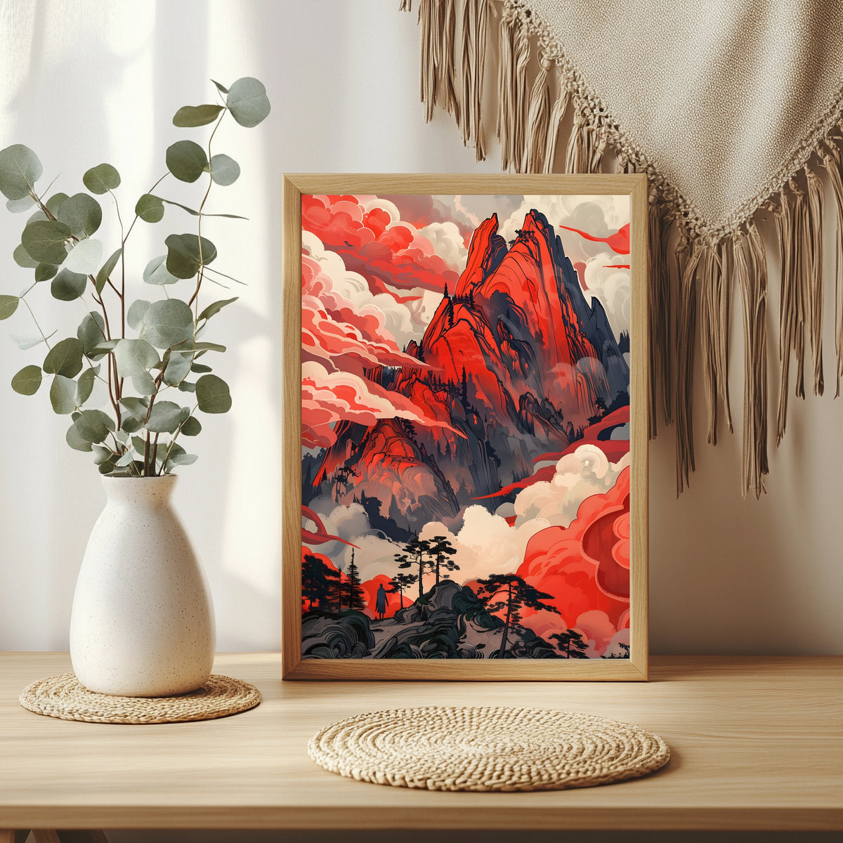 Surreale rote Berglandschaft mit Wolkenmeer und einsamer Wandererin