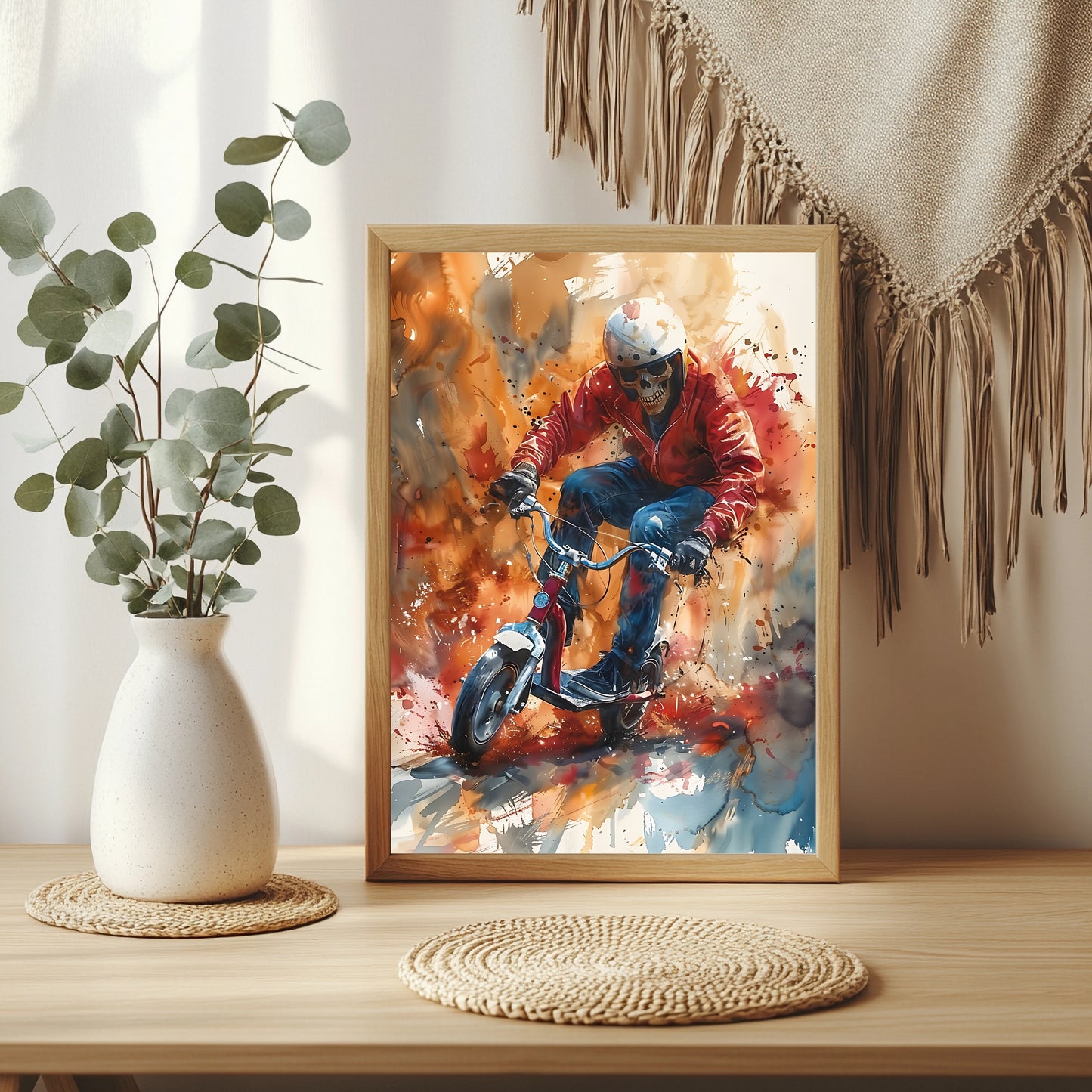 Skelett mit Sonnenbrille auf rotem Motorroller vor feurigem Orangehimmel