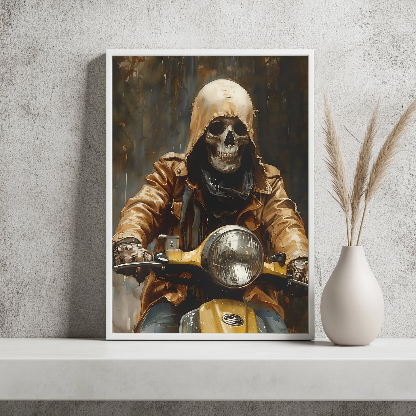 Skelett in goldener Jacke auf gelber Vespa vor dunklem Hintergrund