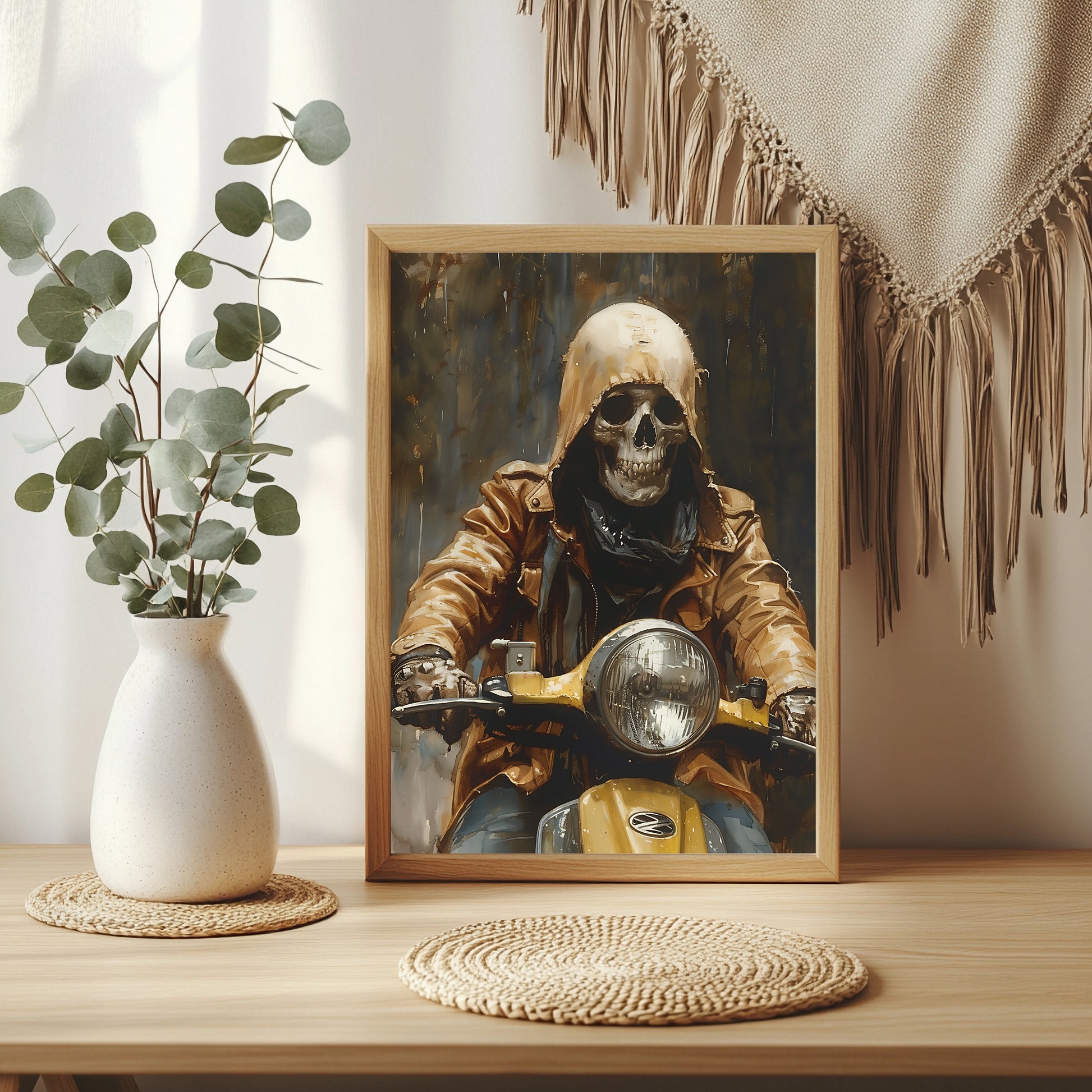 Skelett in goldener Jacke auf gelber Vespa vor dunklem Hintergrund