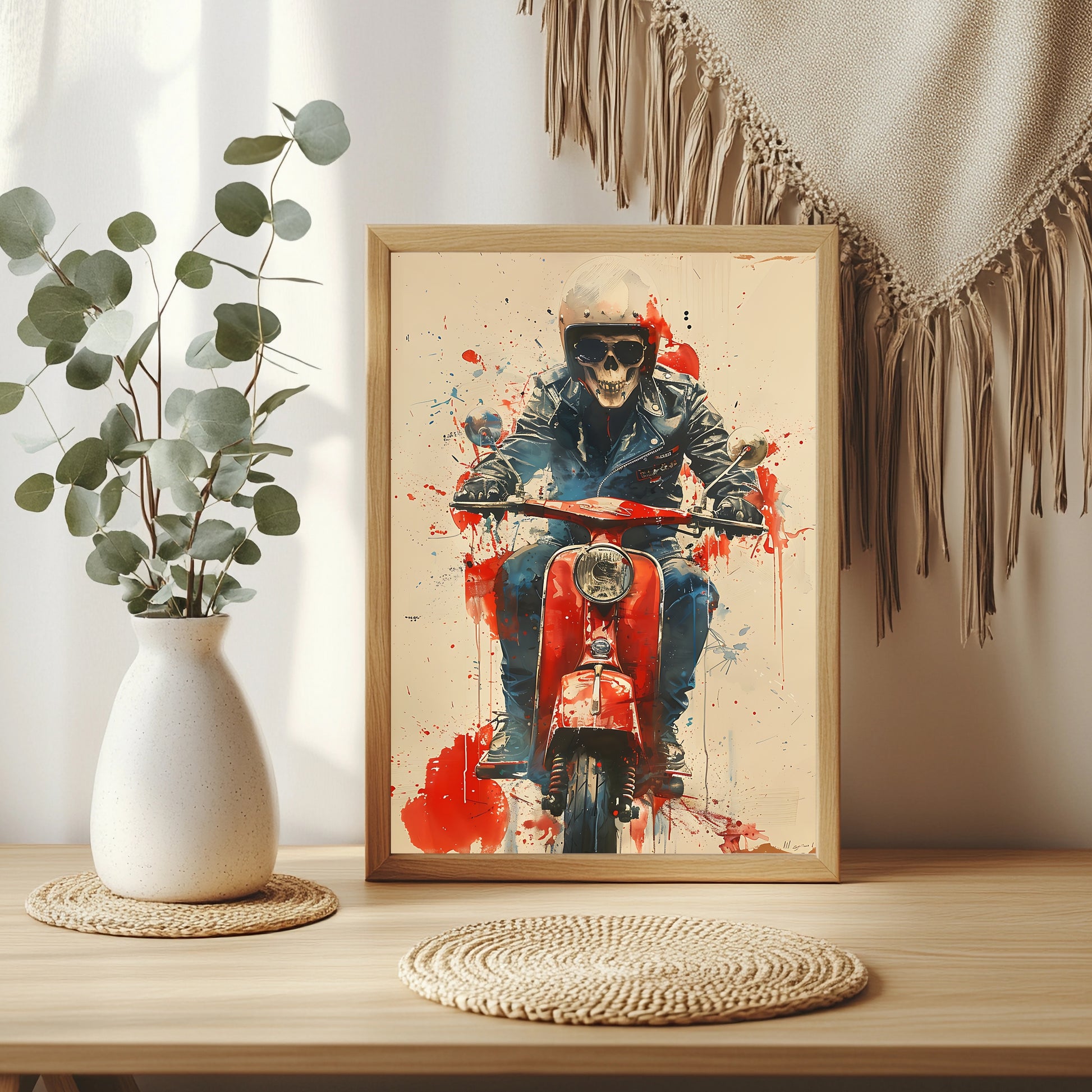Skelett mit Sonnenbrille und Lederjacke auf roter Vespa vor Vollmond