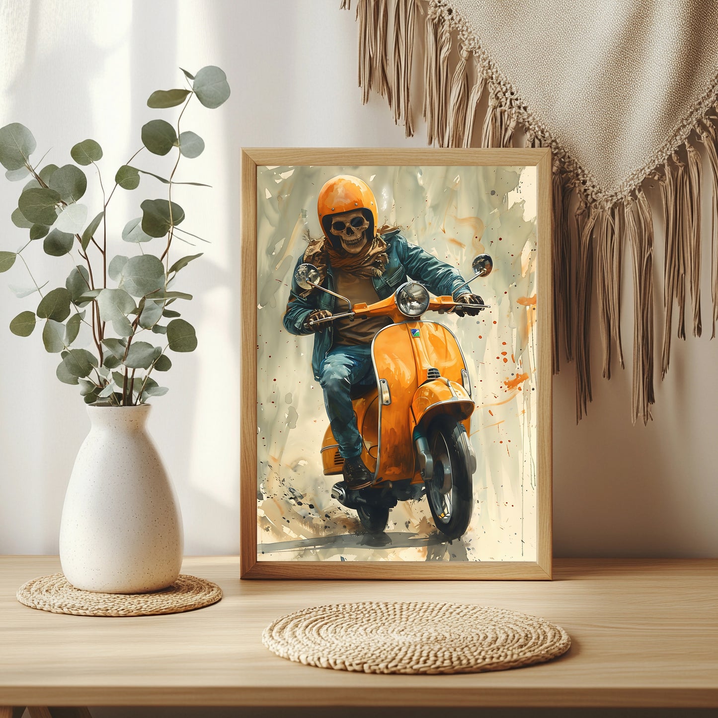 Skelett mit orangefarbenem Helm und Schal auf oranger Vespa