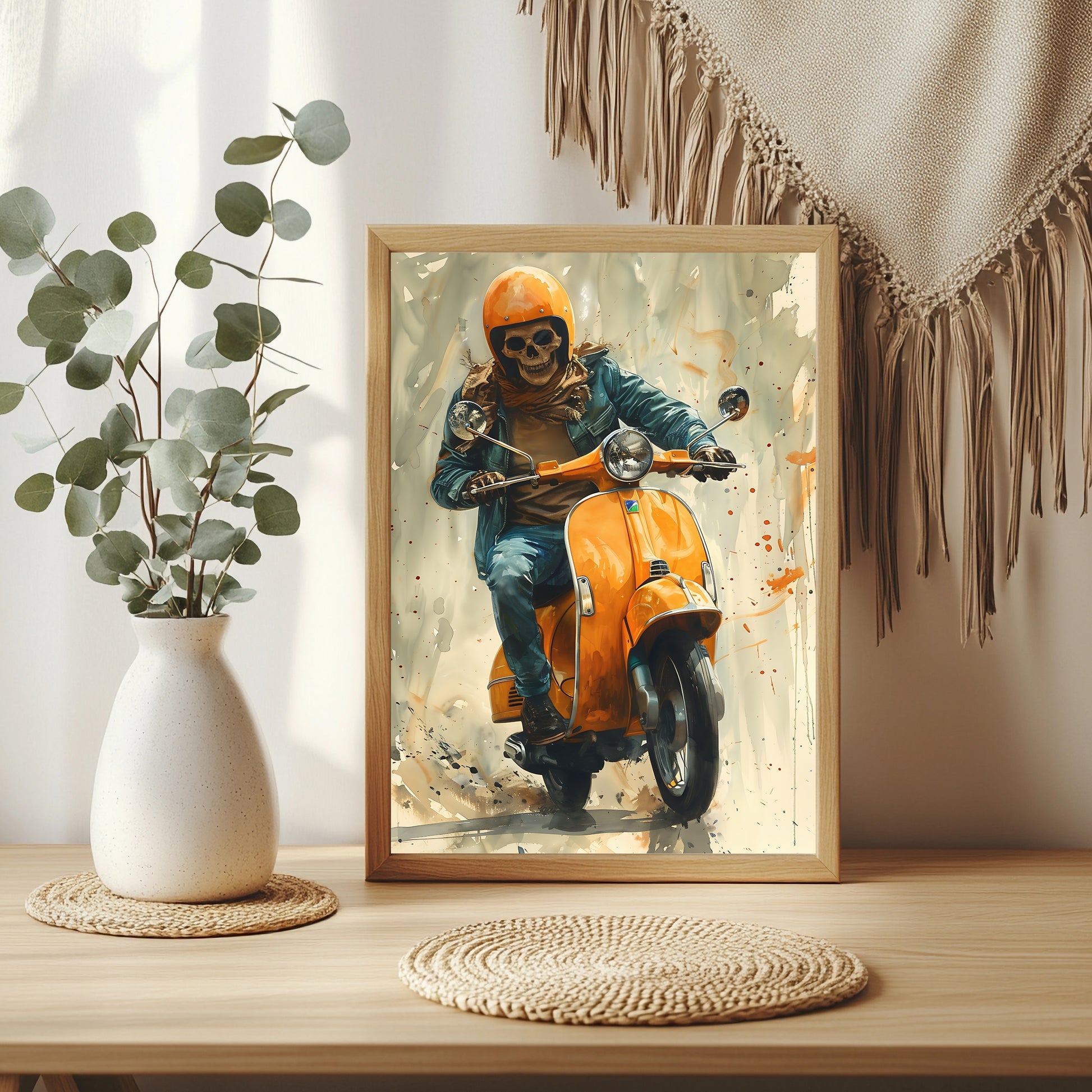 Skelett mit orangefarbenem Helm und Schal auf oranger Vespa