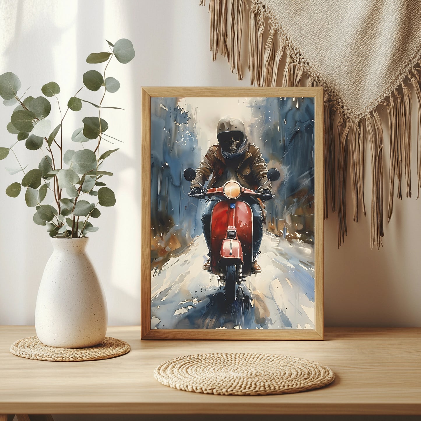 Skelett mit brauner Lederjacke auf roter Vespa in blaugrauer Regenszene