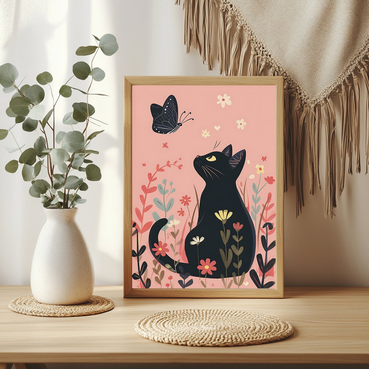 Illustrierte schwarze Katze blickt zu einem Schmetterling zwischen rosa Blumen