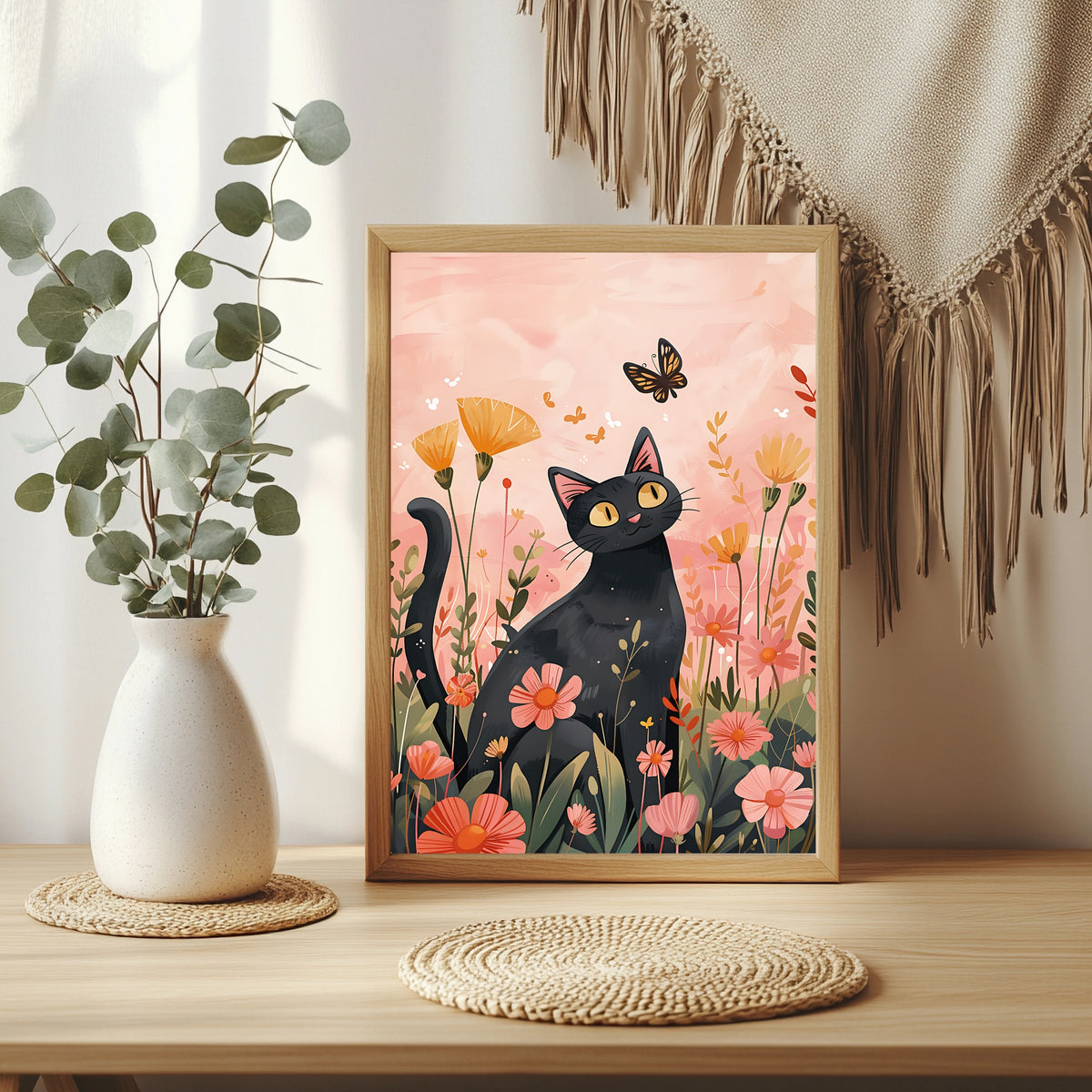 Lächelnde schwarze Katze in einem Blumenmeer aus Orange und Rosa