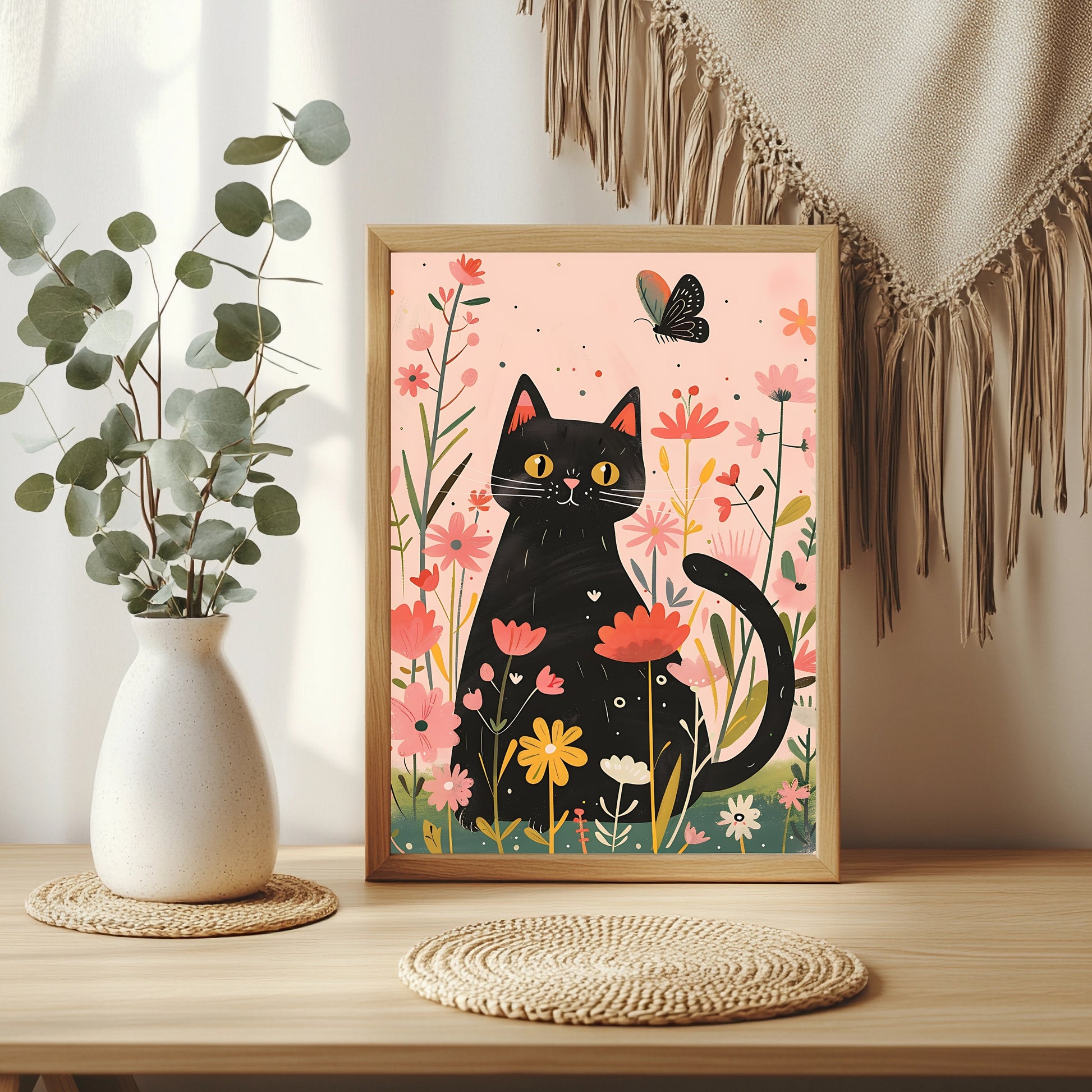 Schwarze Katze mit geringeltem Schwanz zwischen bunten Blumen