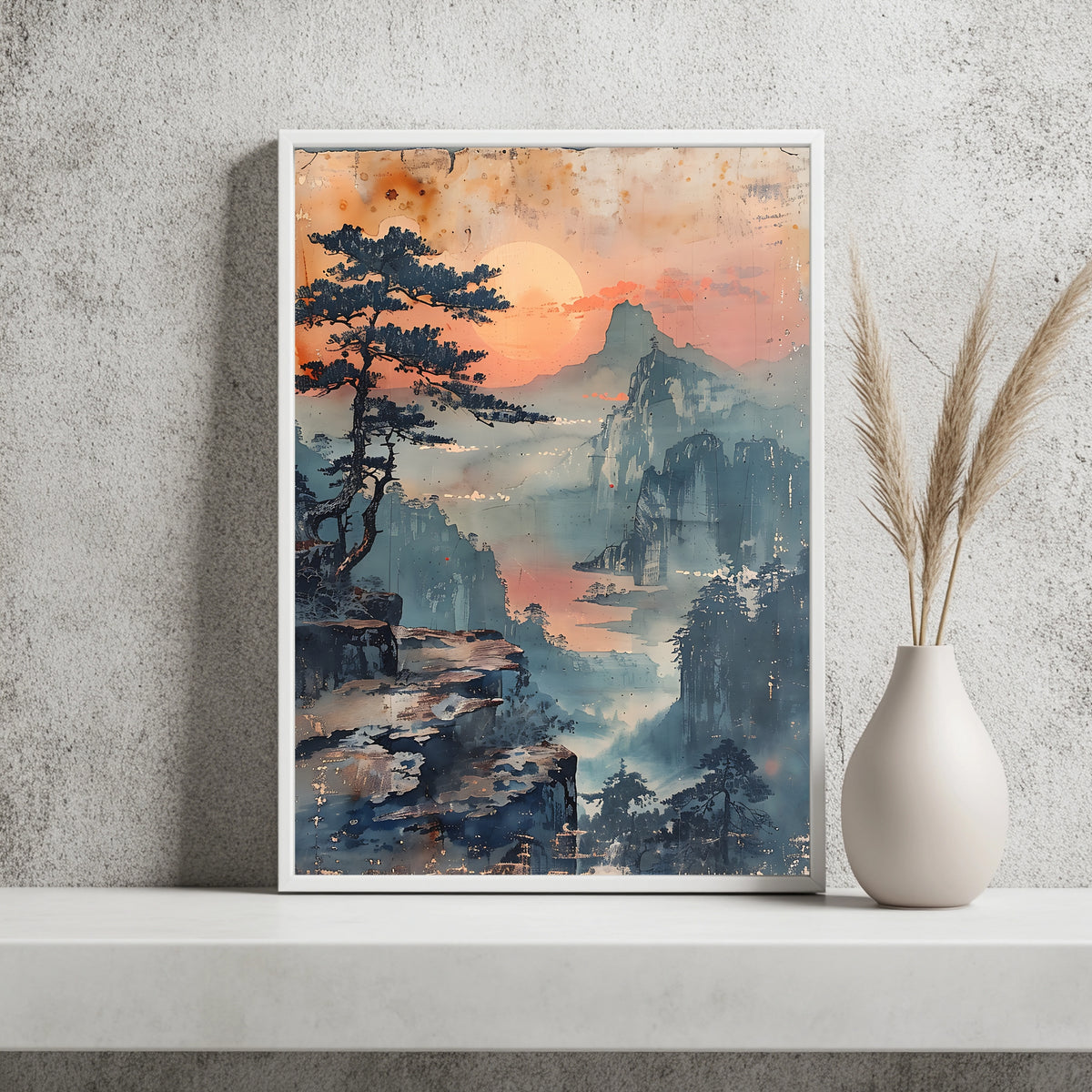 Japanische Tuschemalerei mit Kiefer über einer nebligen Bergschlucht bei Sonnenuntergang