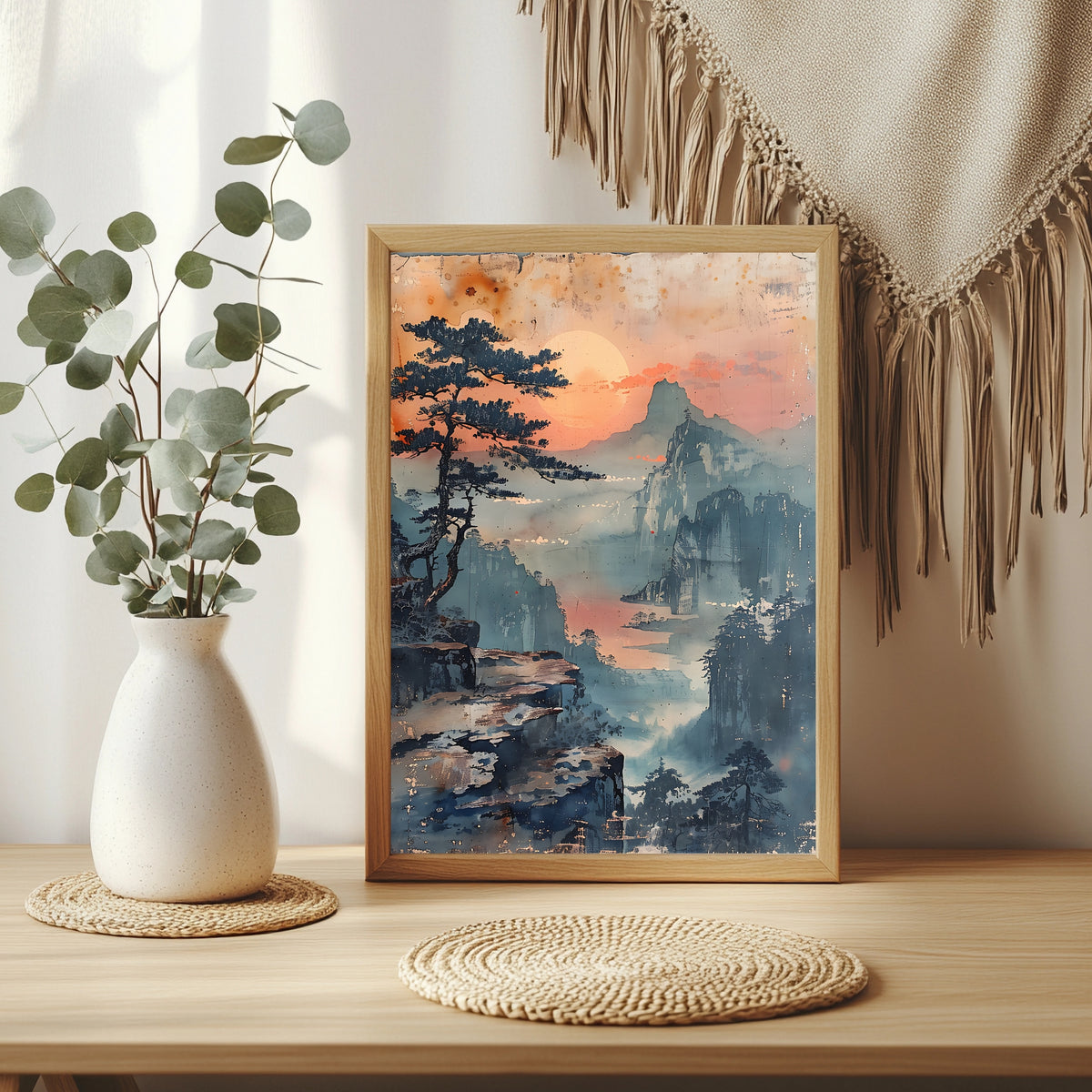Japanische Tuschemalerei mit Kiefer über einer nebligen Bergschlucht bei Sonnenuntergang