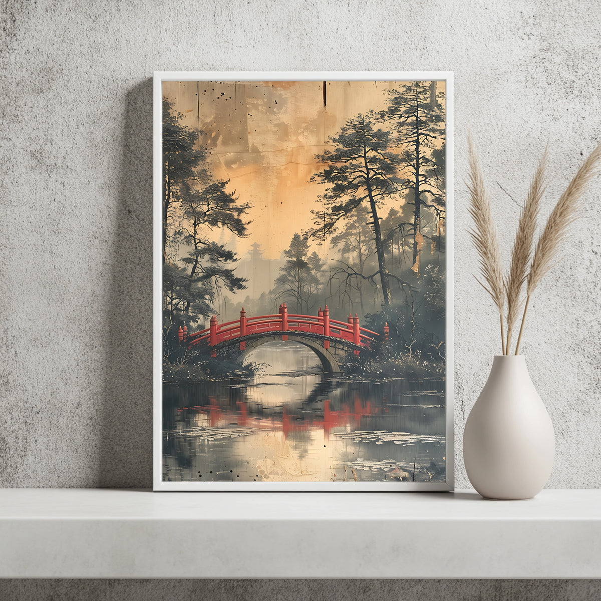 Rote japanische Brücke über einem Teich vor Kiefern und Pagode im Nebel