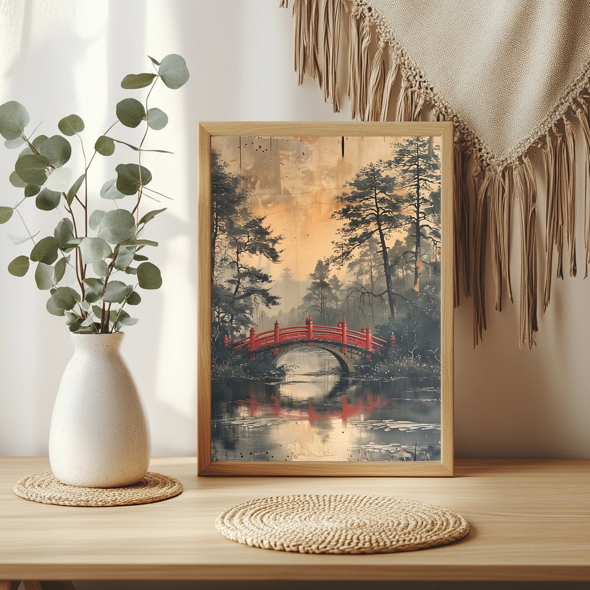 Rote japanische Brücke über einem Teich vor Kiefern und Pagode im Nebel