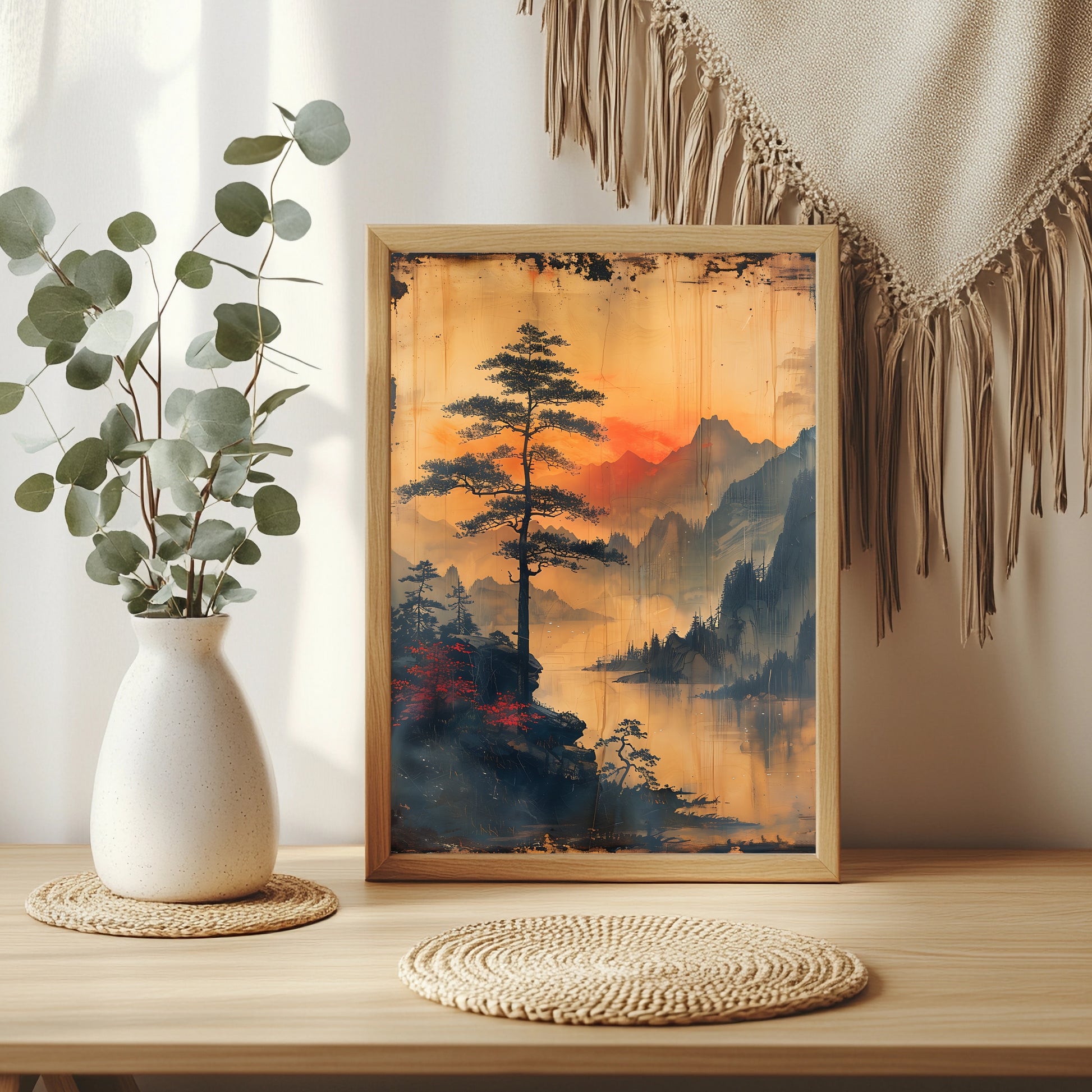 Einsame Kiefer auf einem Felsen über einem Bergsee bei Sonnenuntergang