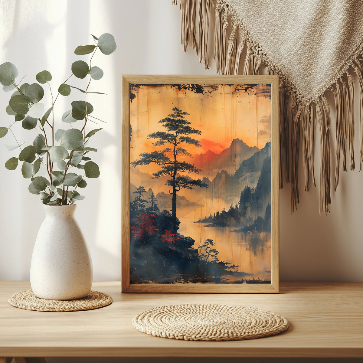Einsame Kiefer auf einem Felsen über einem Bergsee bei Sonnenuntergang
