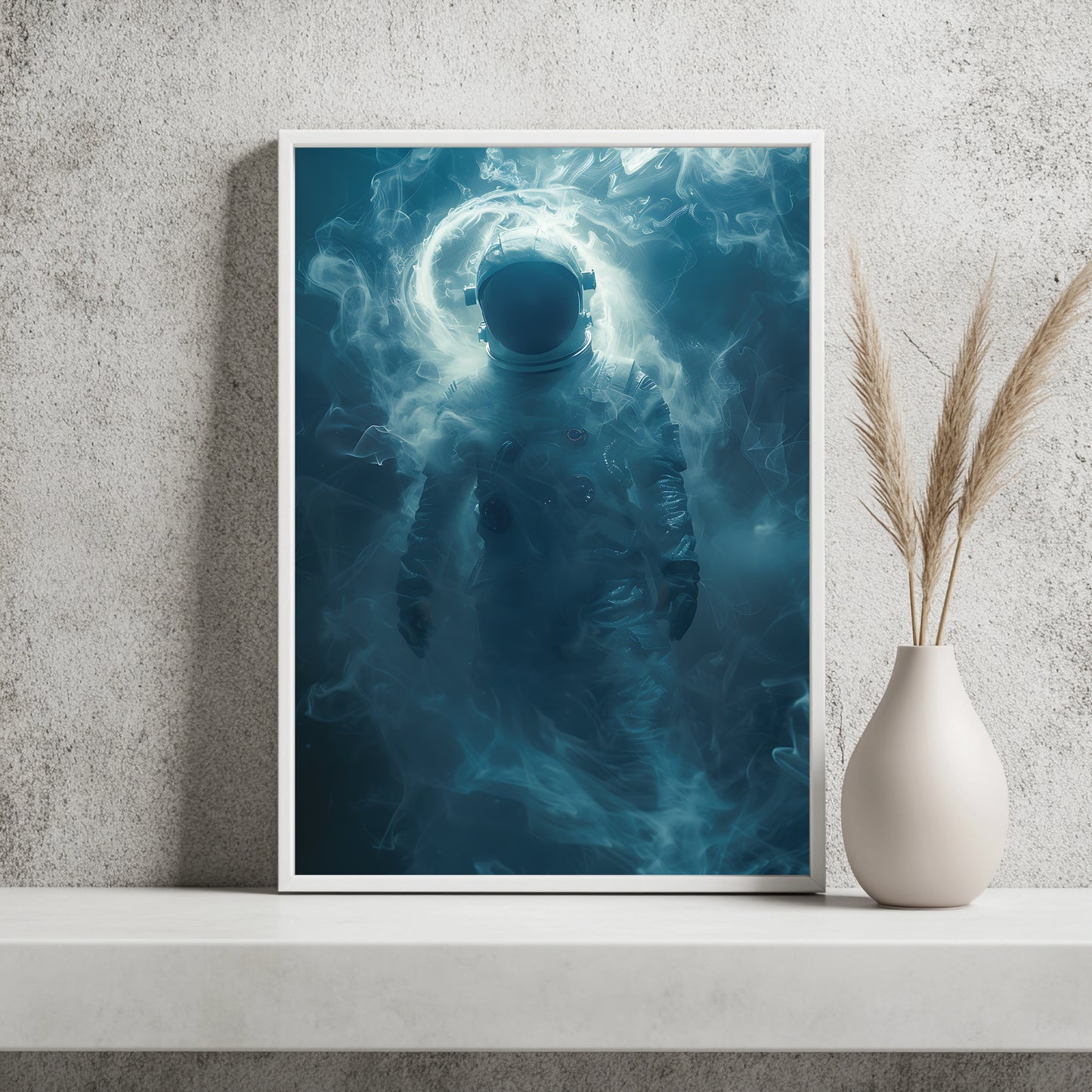 Astronaut in tiefblauem, wirbelndem Nebel mit leuchtendem Lichtring