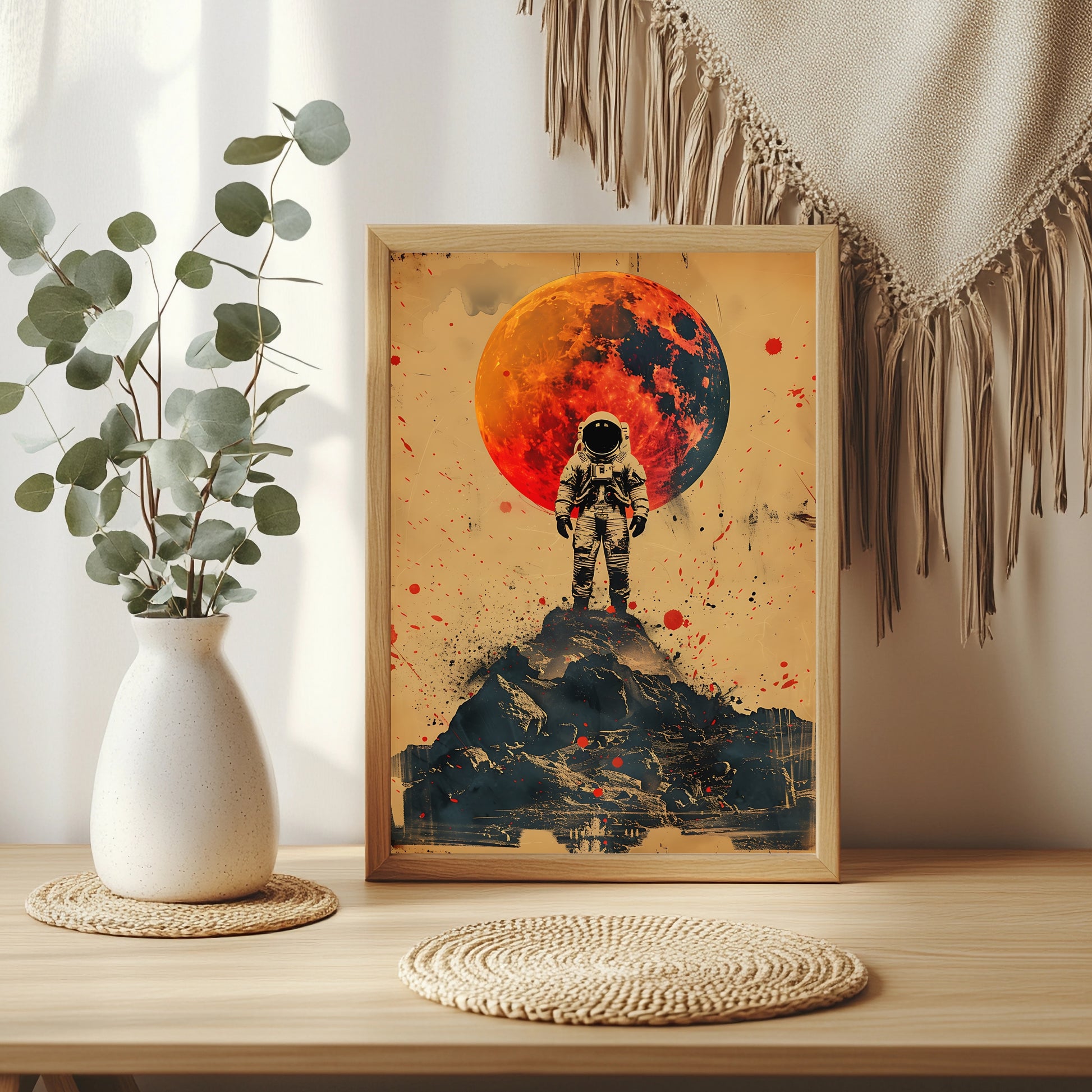 Astronaut auf einem Felsgipfel vor einem riesigen roten Mond