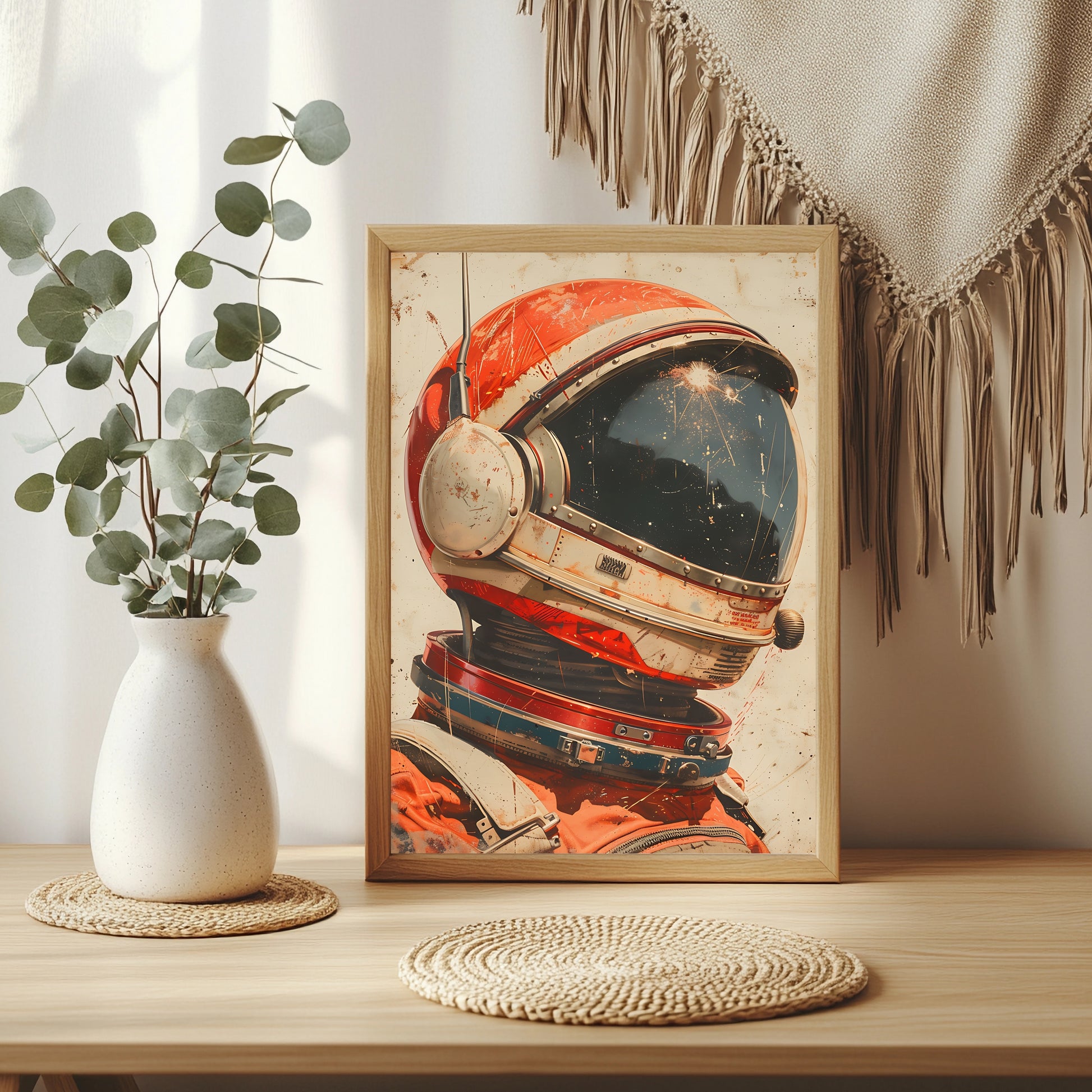 Detailaufnahme eines orangefarbenen Astronautenhelms mit Sternenreflexion