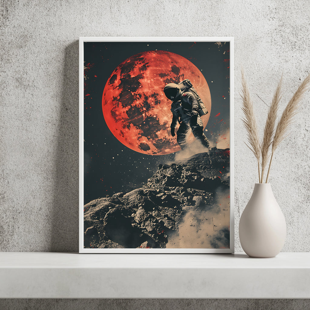 Astronaut auf einem Felsgipfel vor einem riesigen glutroten Mond