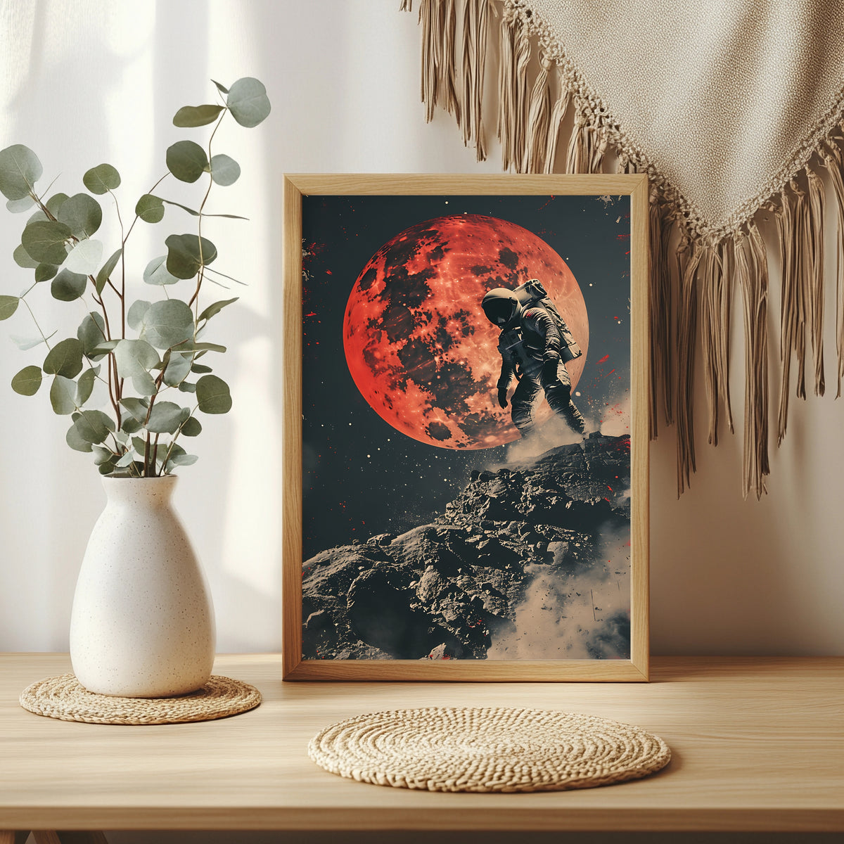 Astronaut auf einem Felsgipfel vor einem riesigen glutroten Mond