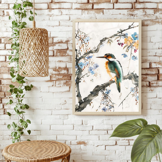 Bunter Eisvogel zwischen blauen Blüten im Tuschemalerei-Stil