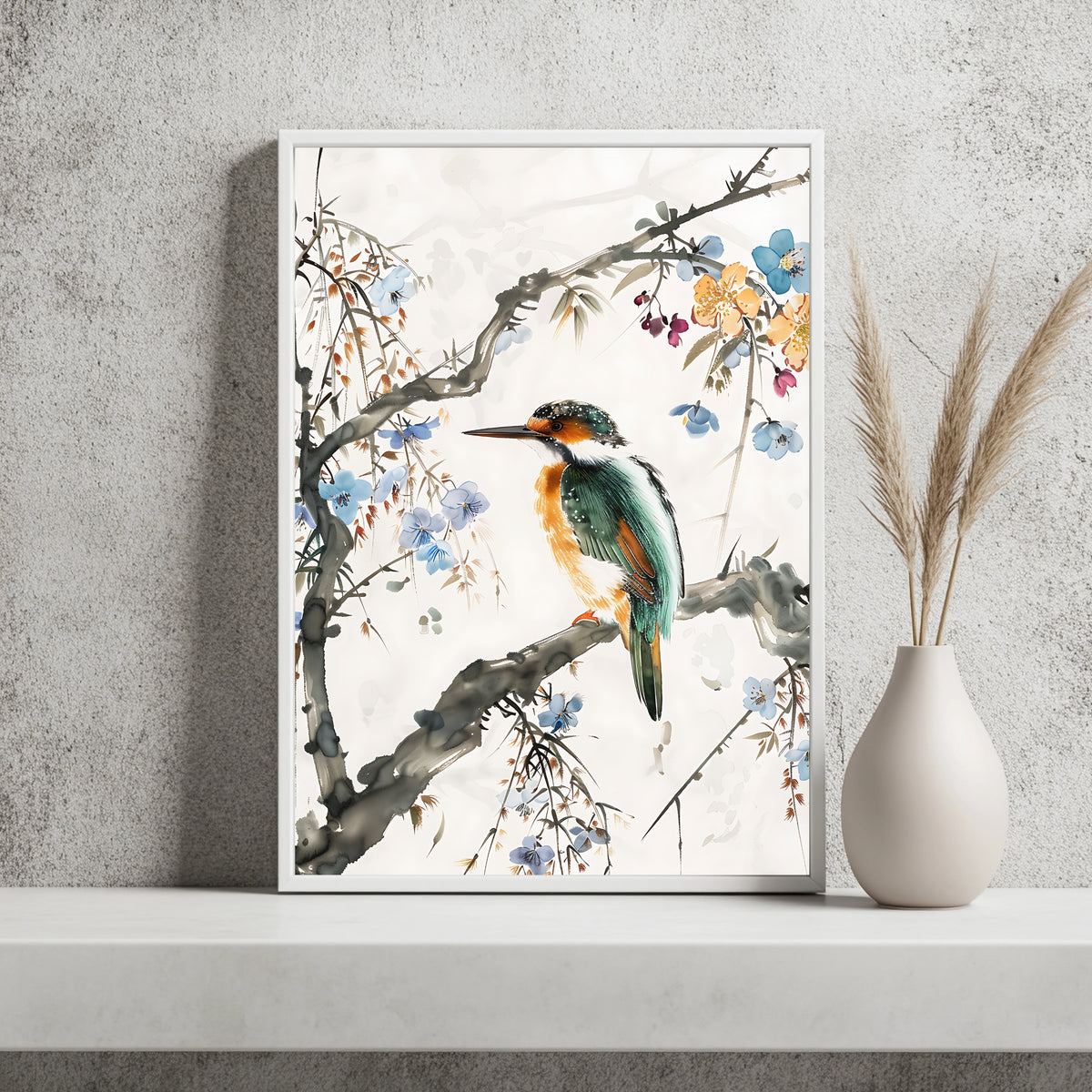 Bunter Eisvogel zwischen blauen Blüten im Tuschemalerei-Stil