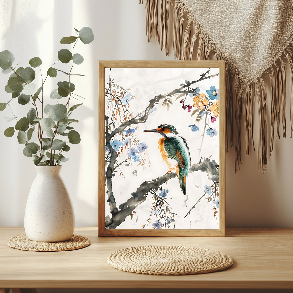 Bunter Eisvogel zwischen blauen Blüten im Tuschemalerei-Stil